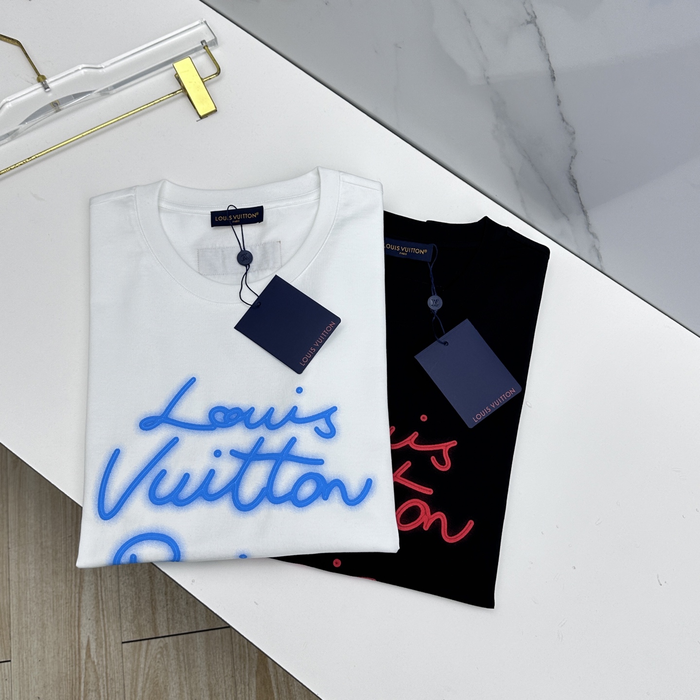 NO:759721,The latest short-sleeved round-neck T-shirt from LV's new debut counter. High-end customization. The brand logo on the chest is designed with heavy craftsmanship. High-end long-staple cotton fabric. Soft to the touch. Comfortable to wear. Exquisite stitching at the counter level. Fine workmanship. Very wide and has a hammered feel!  A must-have item for a stylish man!  Three standard A7 original products, sizes M-3XL, Louis Vuitton, T-shirt, tees, t-shirt,19860909LV 新款首发专柜最新款短袖圆领T恤 高端订制 胸前品牌logo重工艺设计 高端长绒棉面料.手感柔软.穿着舒适.专柜级别精致车线.做工精细.挺阔有锤坠感！型男必备单品！三标齐全A7原单出品 尺码M-3XL,,louis vuitton,T-shirt,tees，t-shirt,,Men's clothing