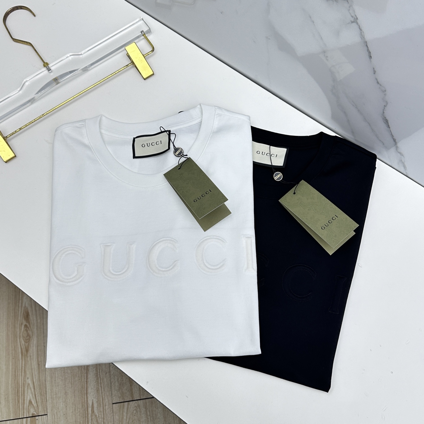 NO:759729,The latest short-sleeved round-neck T-shirt from Gucci's new debut counter. High-end customization. The brand logo on the chest is designed with heavy craftsmanship. High-end long-staple cotton fabric. Soft to the touch. Comfortable to wear. Exquisite stitching at the counter level. Fine workmanship. Very wide and has a hammered feel!  A must-have item for a stylish man!  Three standard complete A7 original products, sizes M-3XL, gucci, T-shirt, tees, t-shirt,19860909Gucci 新款首发专柜最新款短袖圆领T恤 高端订制 胸前品牌logo重工艺设计 高端长绒棉面料.手感柔软.穿着舒适.专柜级别精致车线.做工精细.挺阔有锤坠感！型男必备单品！三标齐全A7原单出品 尺码M-3XL,,gucci,T-shirt,tees，t-shirt,,Men's clothing
