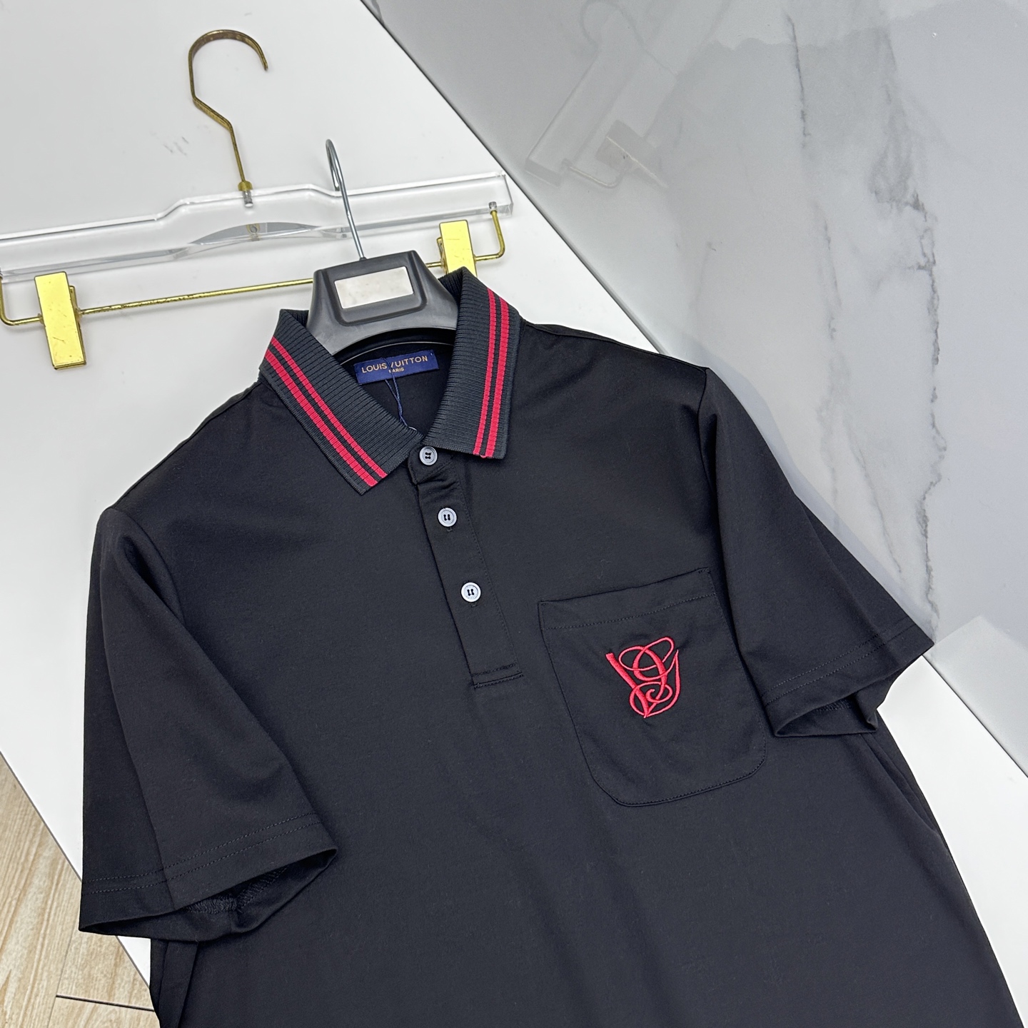 🆕LV 2026春夏新款翻领Polo衫短袖T恤 简洁时尚百搭 胸口刺绣logo 螺纹针织领口 定制进口定
