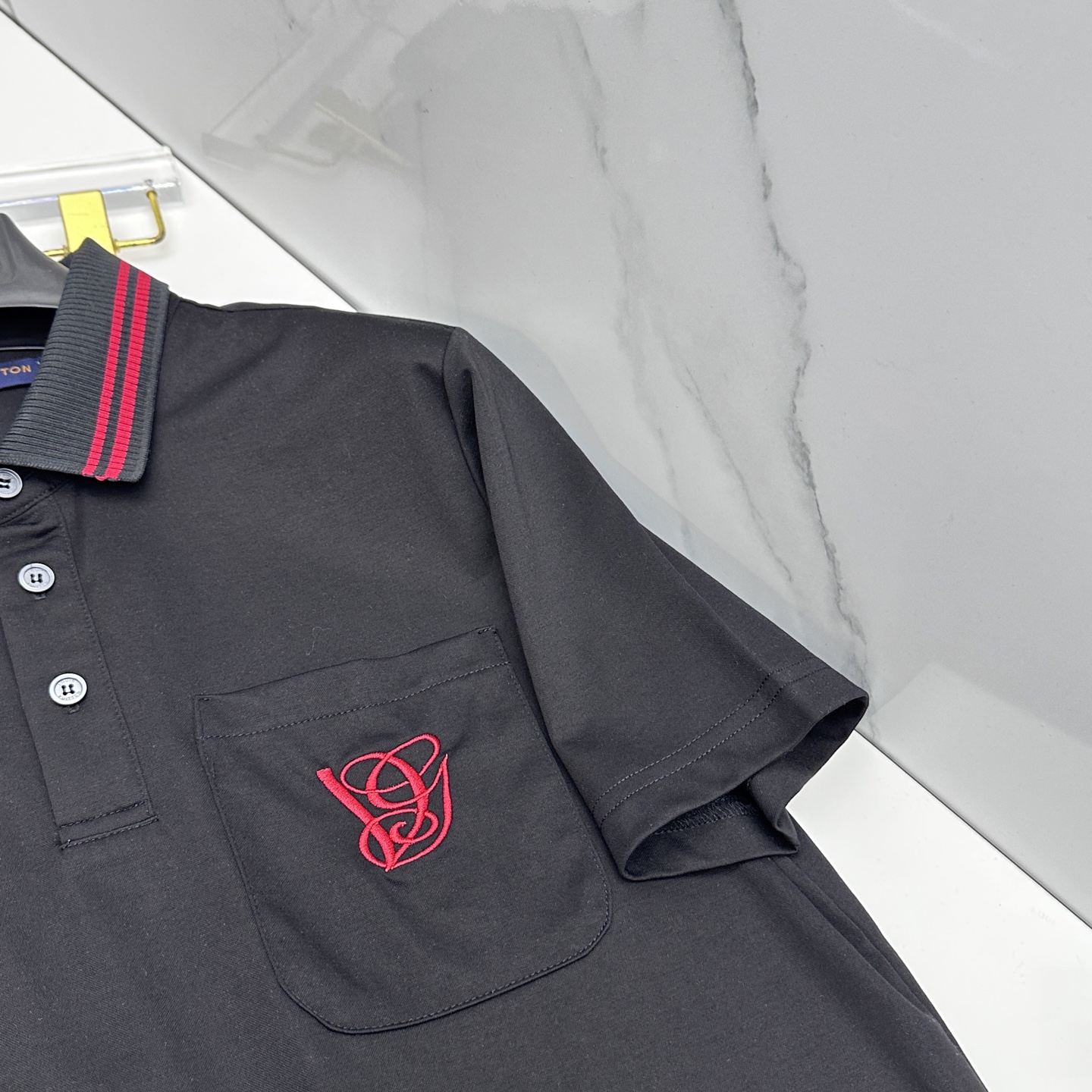 🆕LV 2026春夏新款翻领Polo衫短袖T恤 简洁时尚百搭 胸口刺绣logo 螺纹针织领口 定制进口定