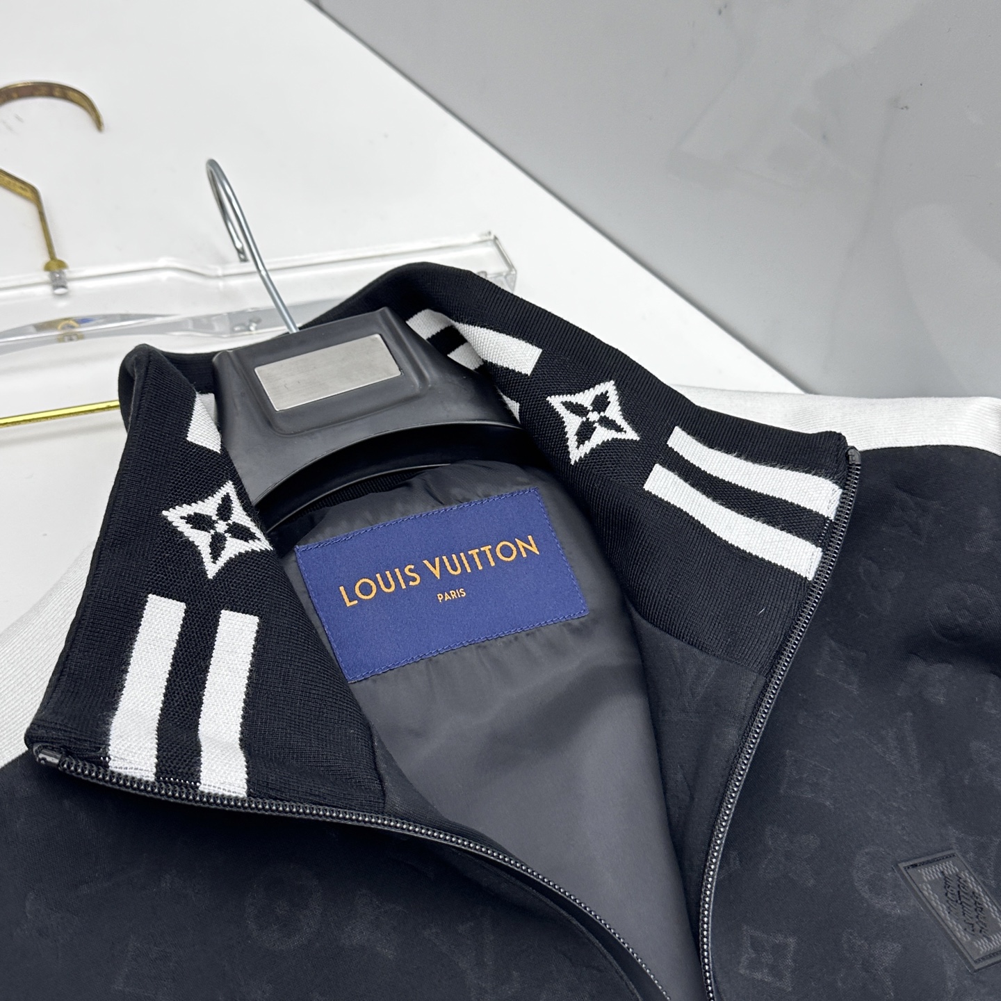 🆕LV 2026ss春季新款立领夹克外套全高端版本！高定专柜面料辅料，透气舒适度高，细节无可挑剔，做工考