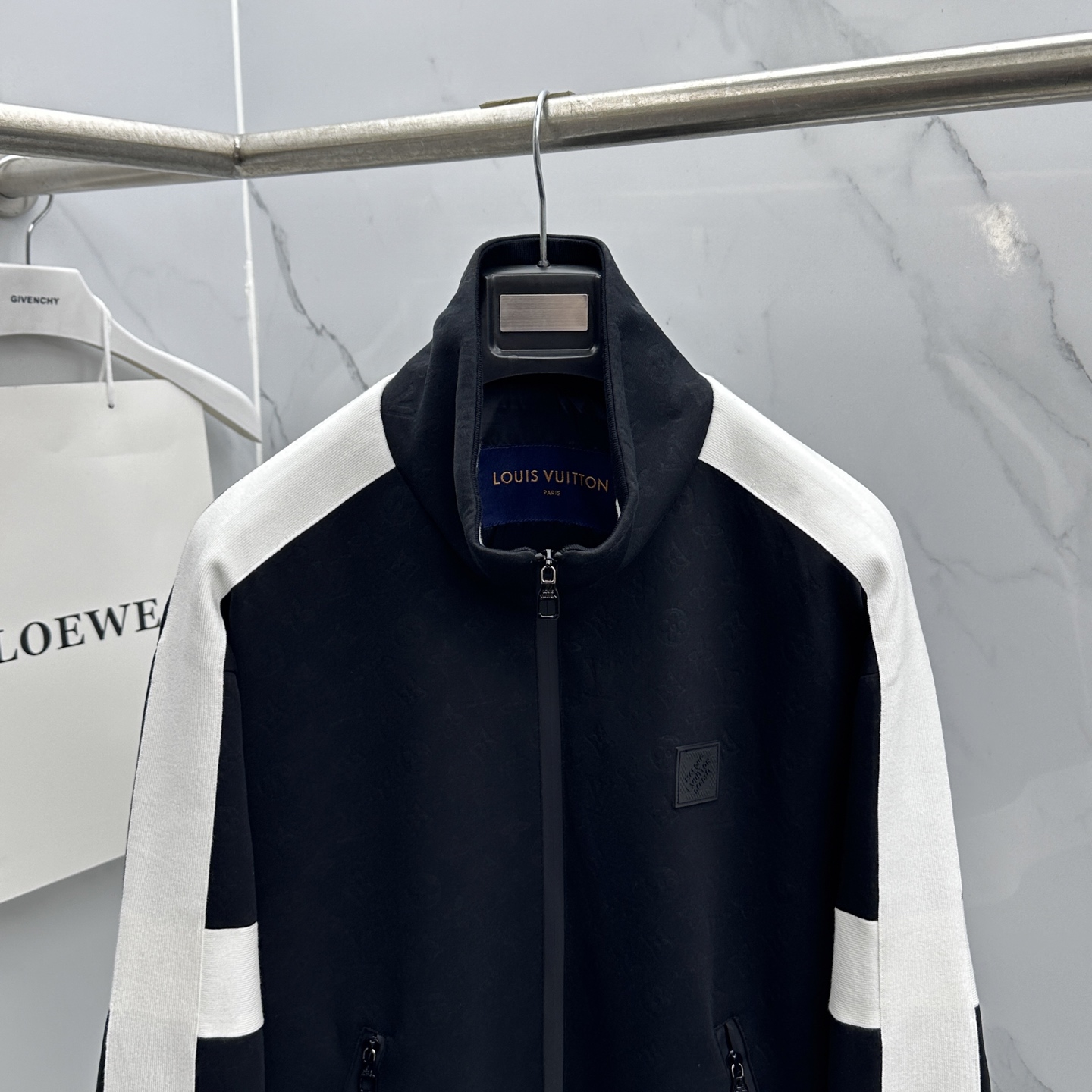 🆕LV 2026ss春季新款立领夹克外套全高端版本！高定专柜面料辅料，透气舒适度高，细节无可挑剔，做工考