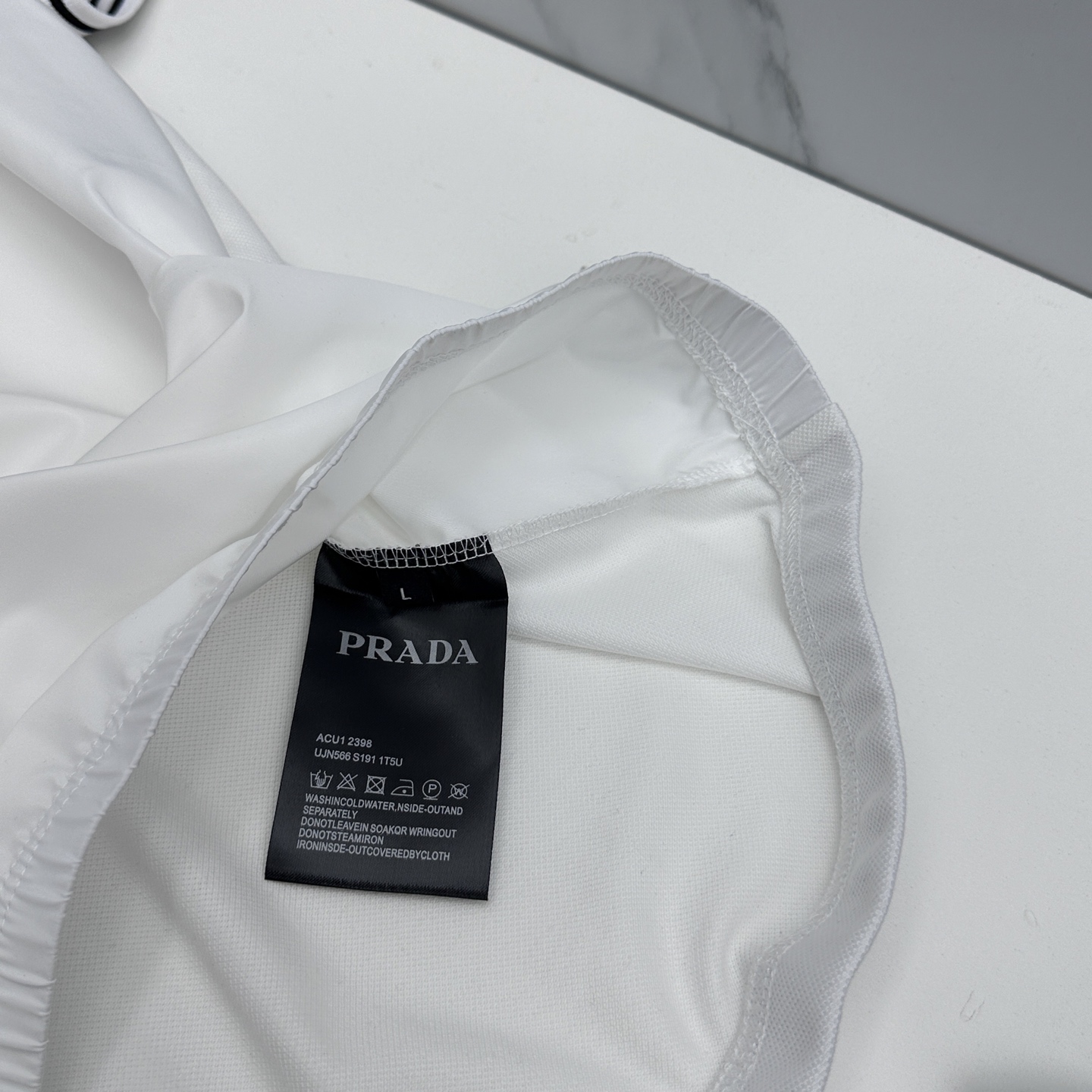 🆕PRADA普拉达 三角标👨🏻采用轻盈梭织面料，搭配珠地棉透气又舒适，夏天穿超合适!胸前三角徽标超有辨识