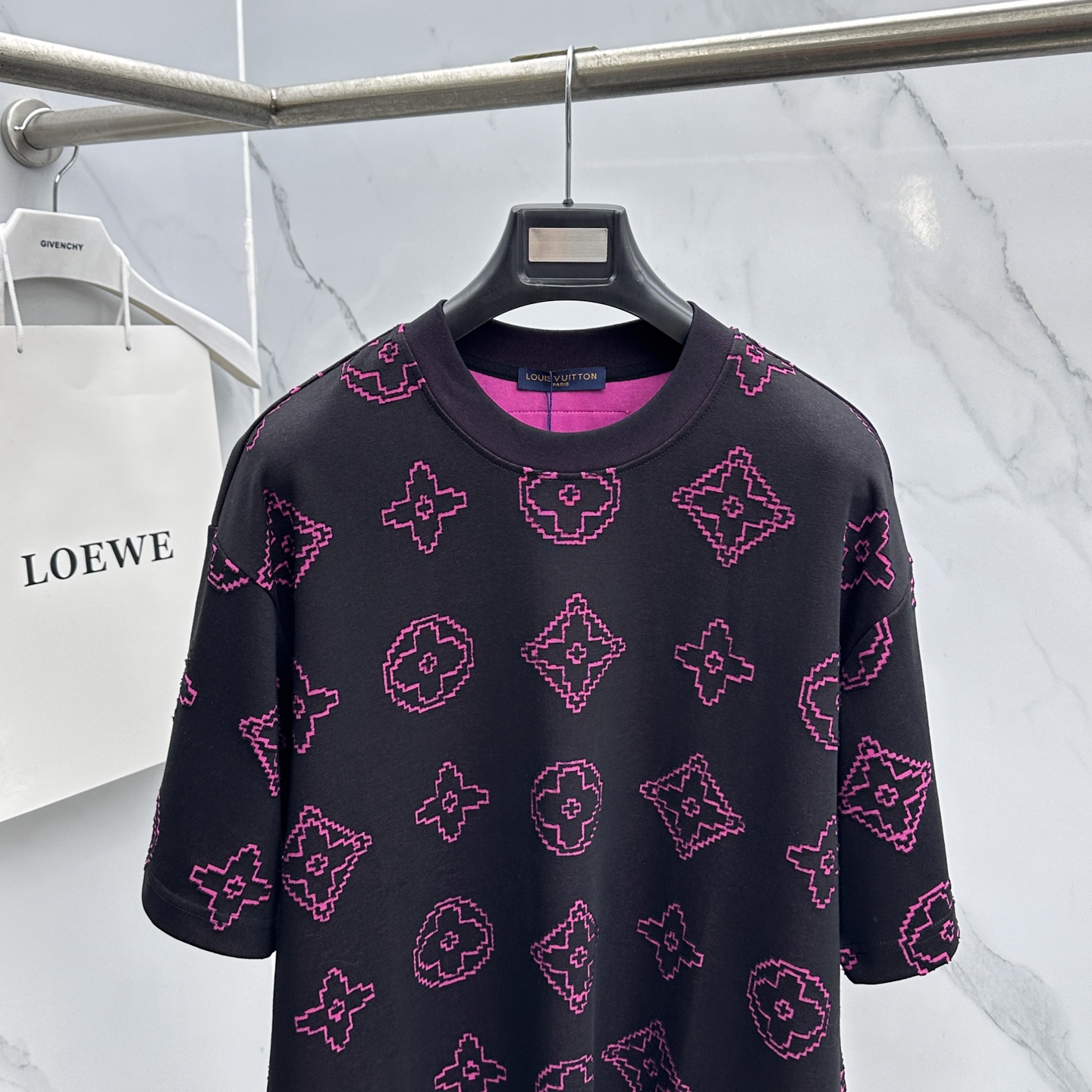 微阔🆕LV 新款首发专柜最新款短袖圆领T恤 高端订制 满幅烧花logo重工艺设计 高端长绒棉面料.手感柔