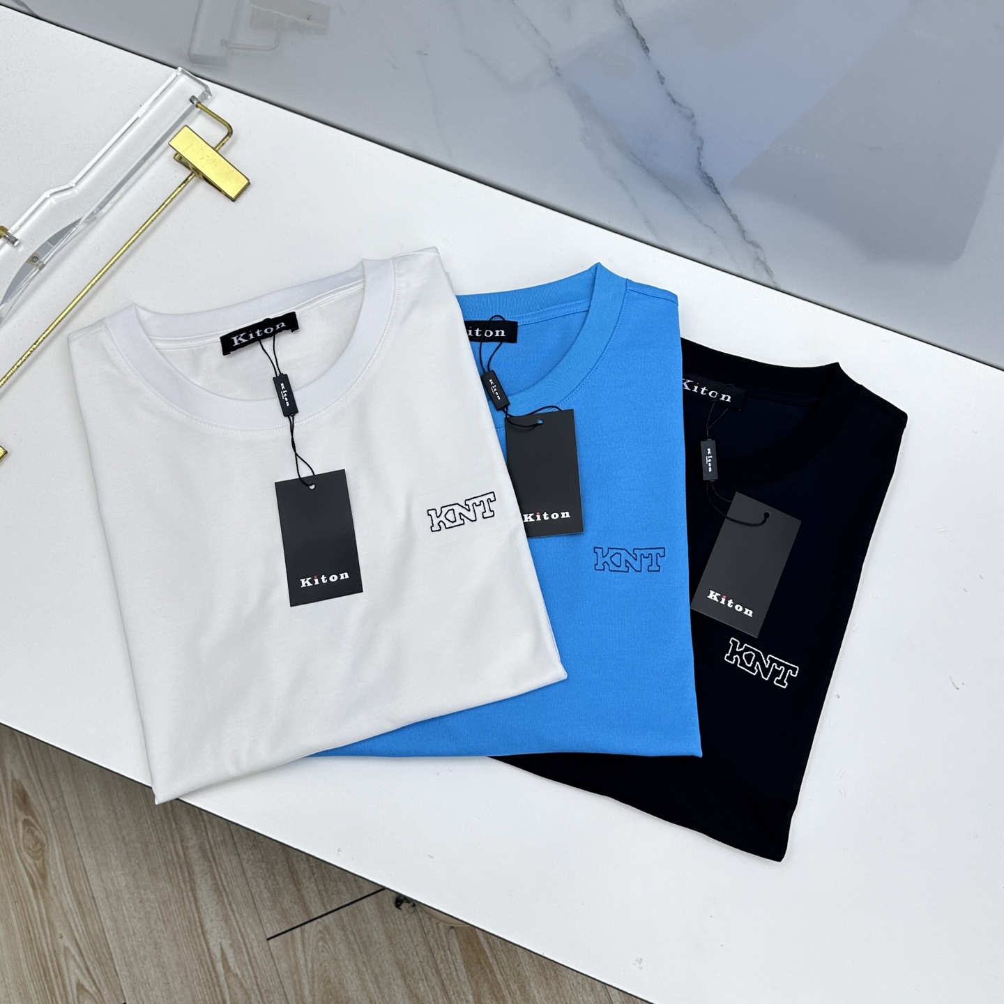 NO:757007,Kiton's new first-office counter is the latest short-sleeved round-neck T-shirt. High-end customization official website synchronization, simple and everyday. High-end long-staple cotton fabric. Soft to the touch. Comfortable to wear. Exquisite counter-level stitching. Fine workmanship. Very wide and has a hammered feel!  A must-have item for a stylish man!  Three complete standards hz sizes M-3XL, T-shirt, tees, t-shirt,19860909kiton 新款首发专柜最新款短袖圆领T恤 高端订制官网同步 简约日常 高端长绒棉面料.手感柔软.穿着舒适.专柜级别精致车线.做工精细.挺阔有锤坠感！型男必备单品！三标齐全hz 尺码M-3XL,,T-shirt,tees，t-shirt,,Men's clothing