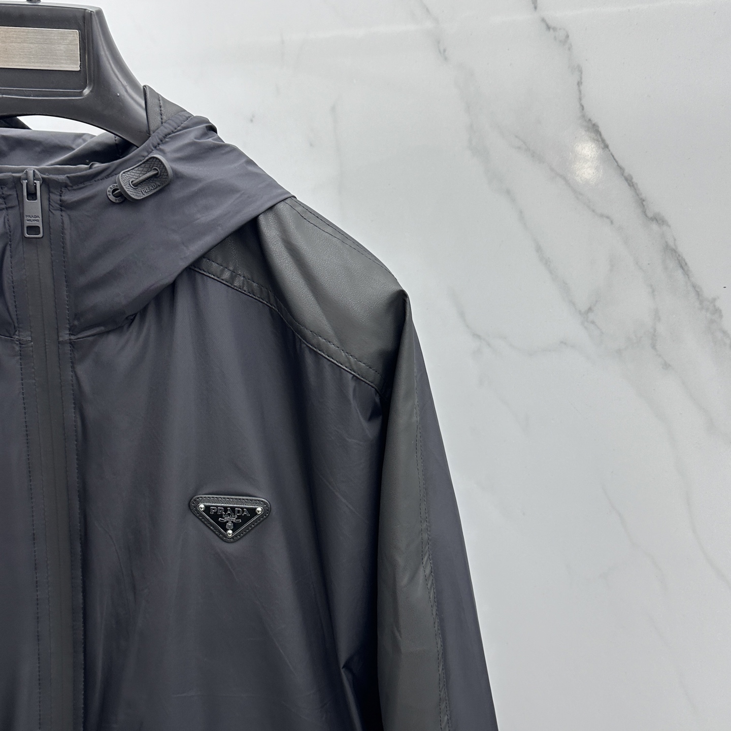 🆕Prada 普拉达 2026ss春季新款连帽夹克外套全高端版本！高定专柜面料辅料，透气舒适度高，细节无