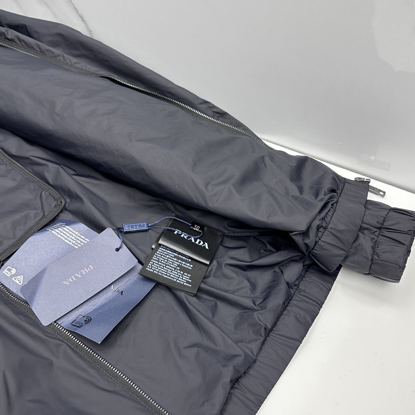 🆕 Prada 普拉达 2026ss春季新款连帽夹克外套全高端版本！高定专柜面料辅料，透气舒适度高，细节