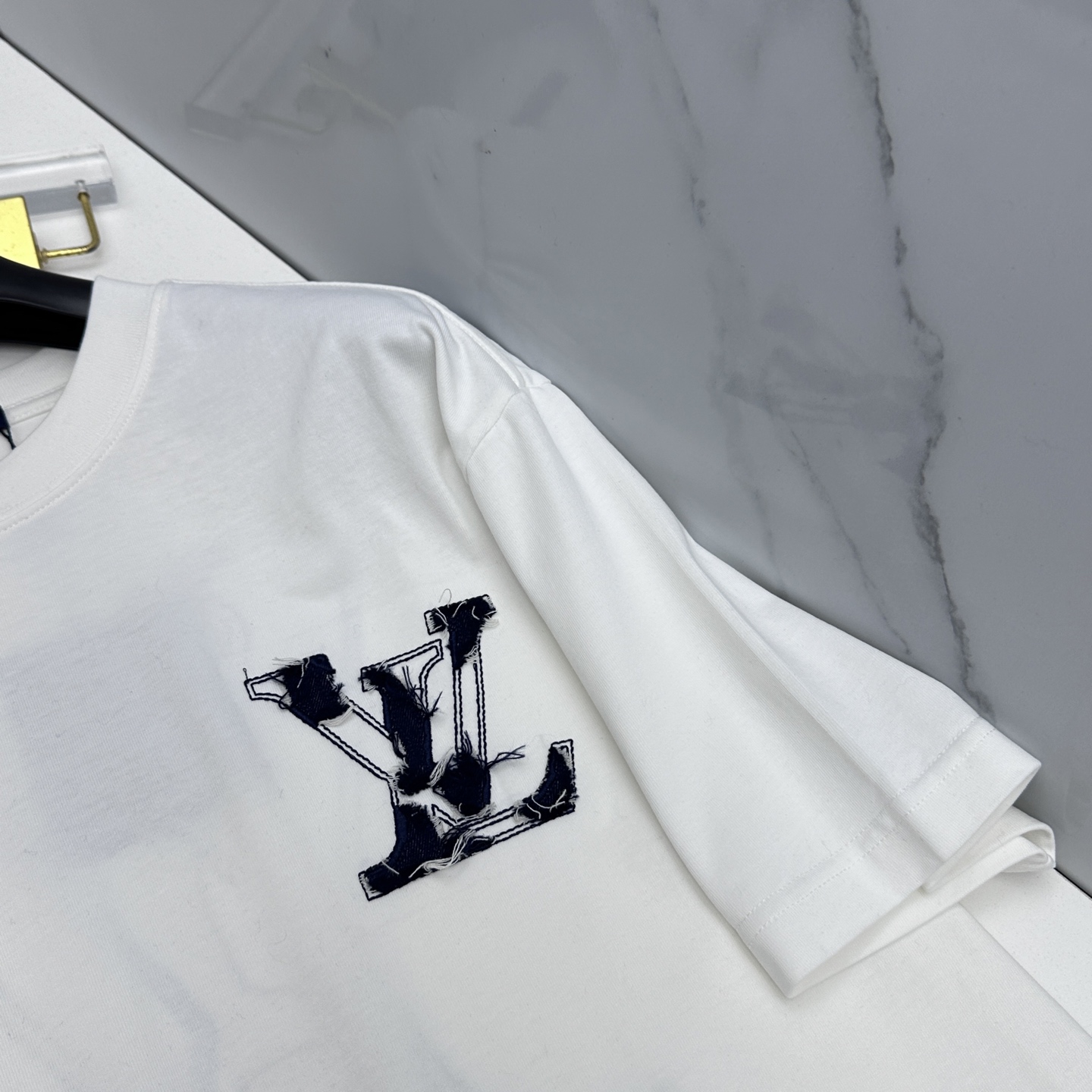 微阔🆕LV 新款首发专柜最新款短袖圆领T恤 前后重工刺绣 高端订制 高端长绒棉面料.手感柔软.穿着舒适.