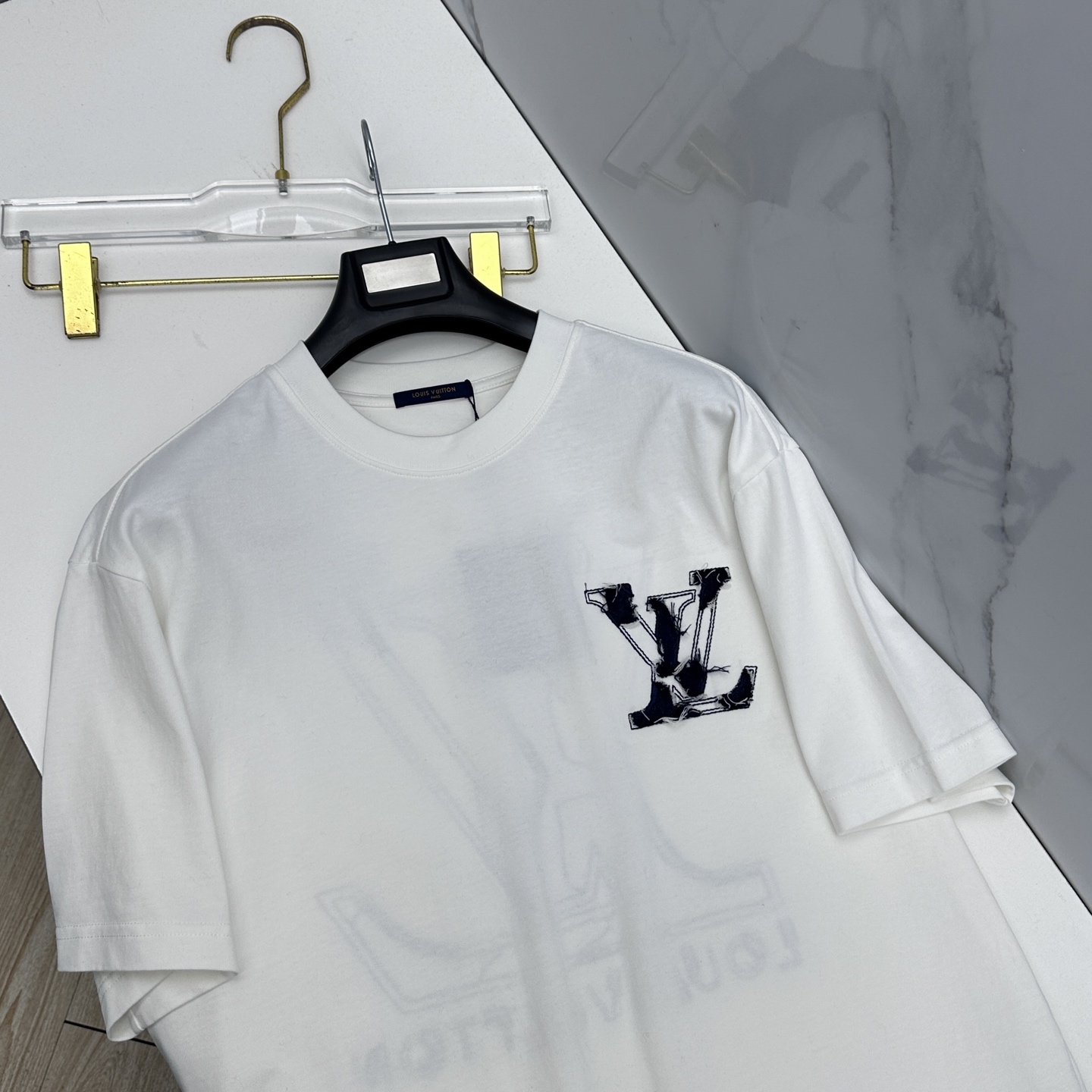 微阔🆕LV 新款首发专柜最新款短袖圆领T恤 前后重工刺绣 高端订制 高端长绒棉面料.手感柔软.穿着舒适.