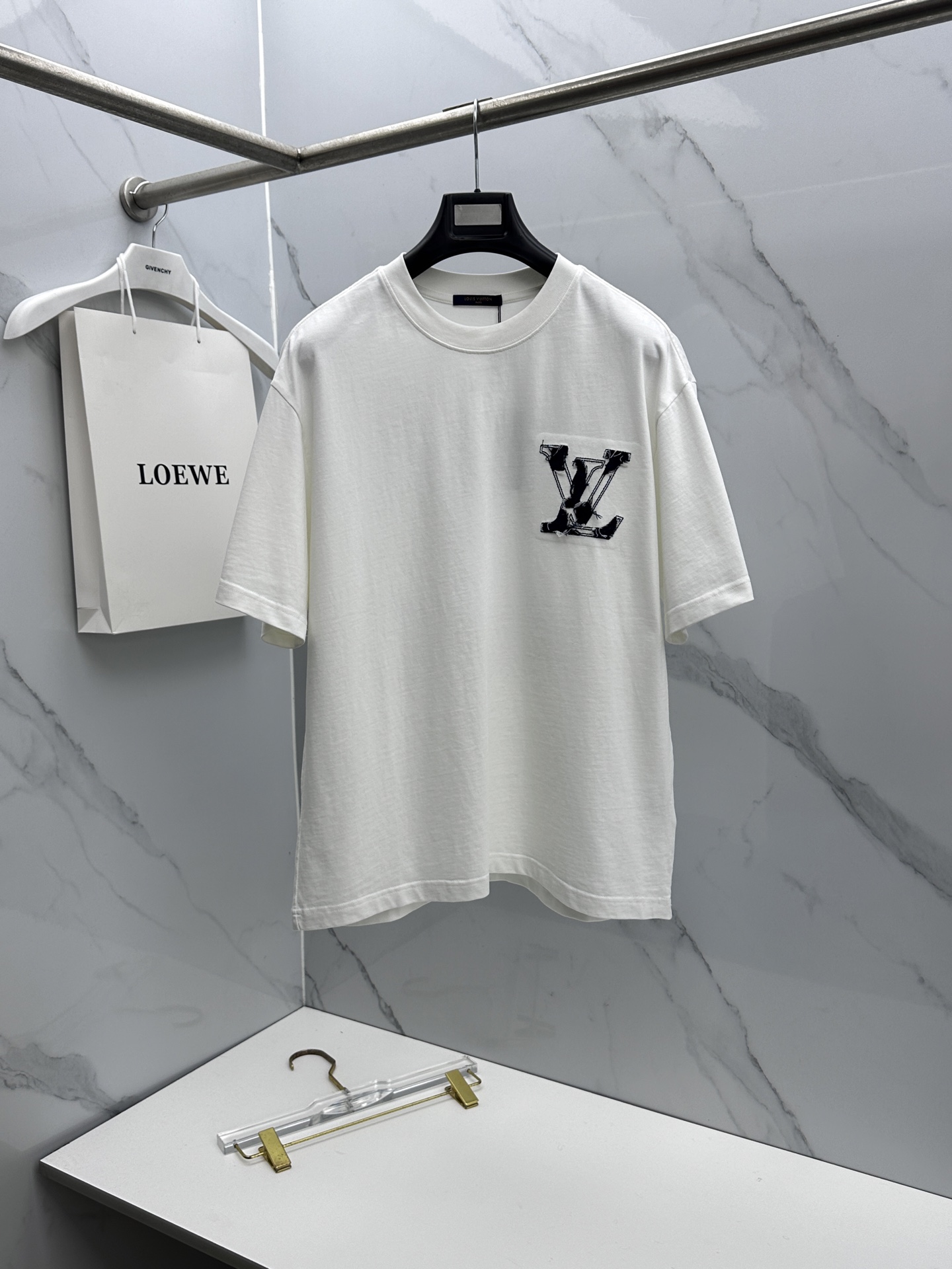 微阔🆕LV 新款首发专柜最新款短袖圆领T恤 前后重工刺绣 高端订制 高端长绒棉面料.手感柔软.穿着舒适.