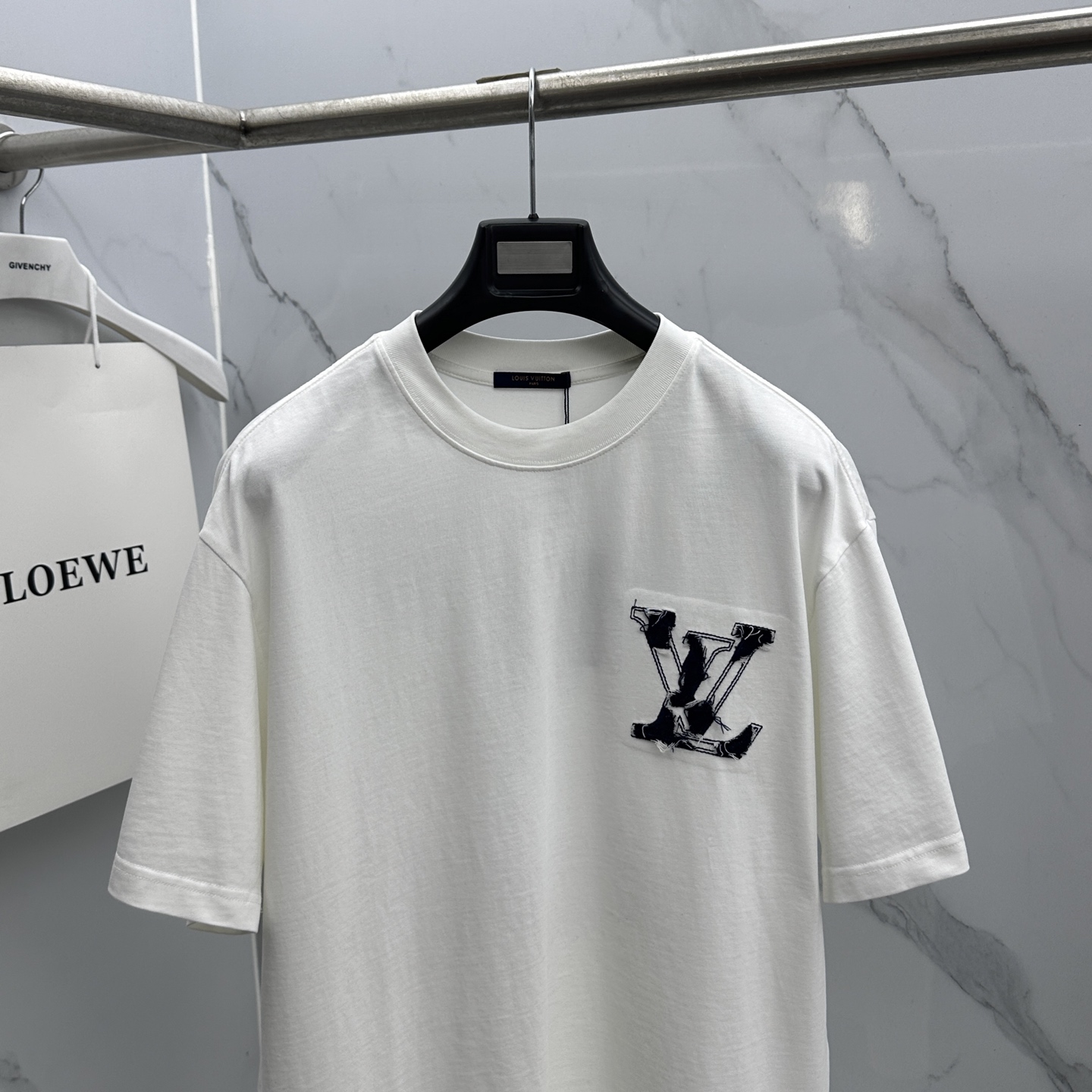 微阔🆕LV 新款首发专柜最新款短袖圆领T恤 前后重工刺绣 高端订制 高端长绒棉面料.手感柔软.穿着舒适.