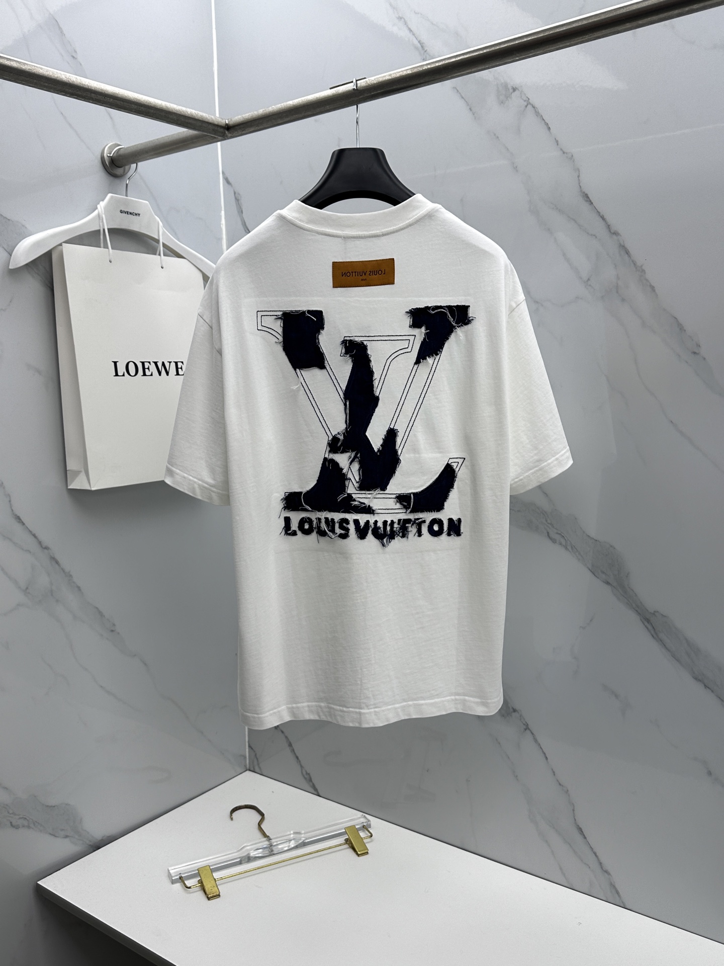 微阔🆕LV 新款首发专柜最新款短袖圆领T恤 前后重工刺绣 高端订制 高端长绒棉面料.手感柔软.穿着舒适.
