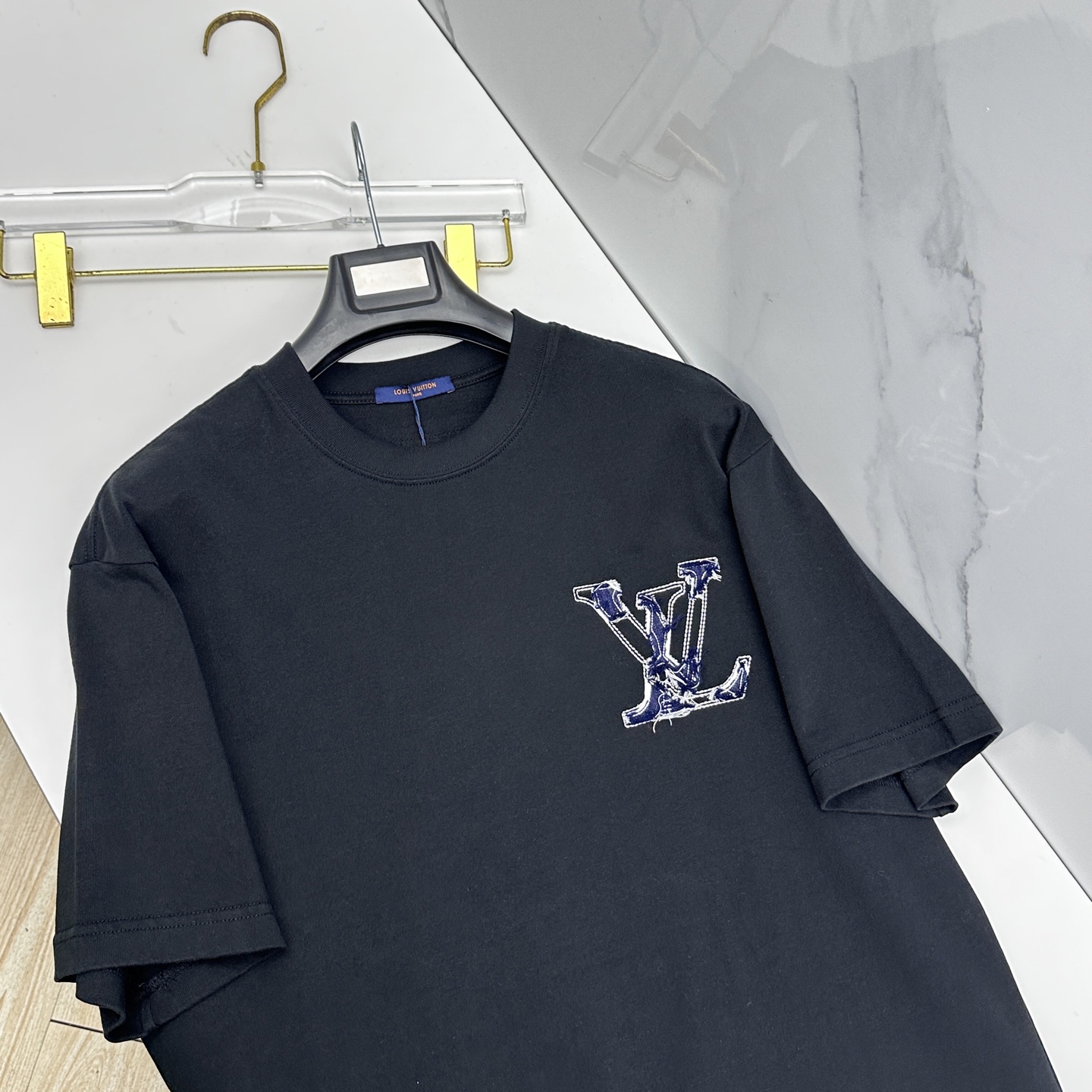 微阔🆕LV 新款首发专柜最新款短袖圆领T恤 前后重工刺绣 高端订制 高端长绒棉面料.手感柔软.穿着舒适.