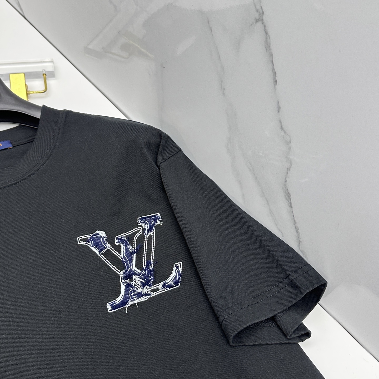 微阔🆕LV 新款首发专柜最新款短袖圆领T恤 前后重工刺绣 高端订制 高端长绒棉面料.手感柔软.穿着舒适.