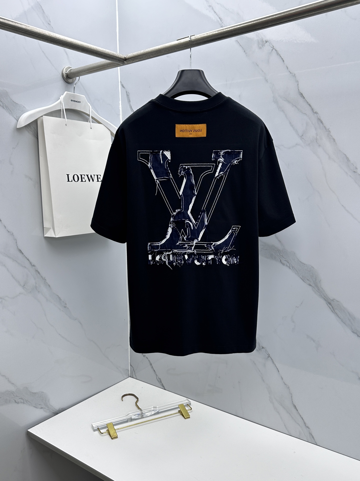 微阔🆕LV 新款首发专柜最新款短袖圆领T恤 前后重工刺绣 高端订制 高端长绒棉面料.手感柔软.穿着舒适.