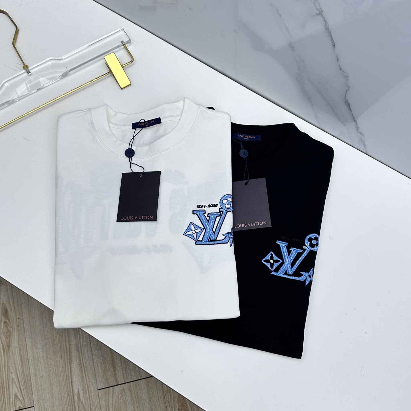 微阔🆕LV 新款首发专柜最新款短袖圆领T恤 前后logo刺绣 官网同款 高端订制 高端长绒棉面料.手感柔