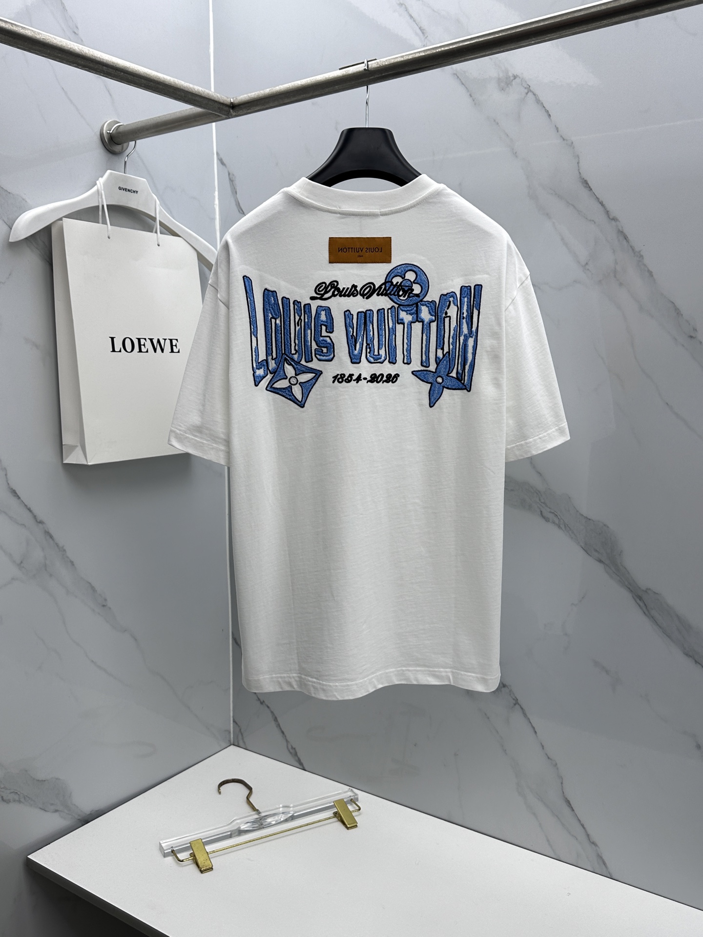 微阔🆕LV 新款首发专柜最新款短袖圆领T恤 前后logo刺绣 官网同款 高端订制 高端长绒棉面料.手感柔