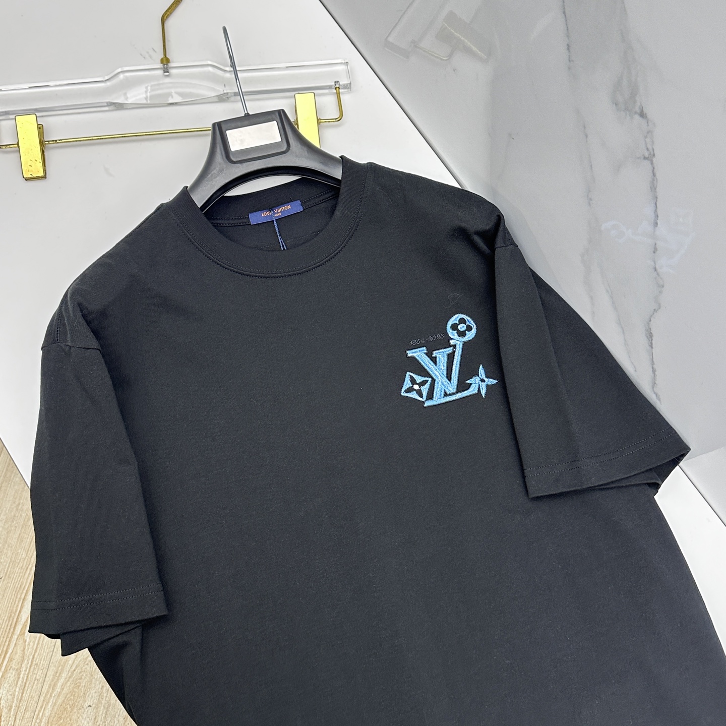 微阔🆕LV 新款首发专柜最新款短袖圆领T恤 前后logo刺绣 官网同款 高端订制 高端长绒棉面料.手感柔