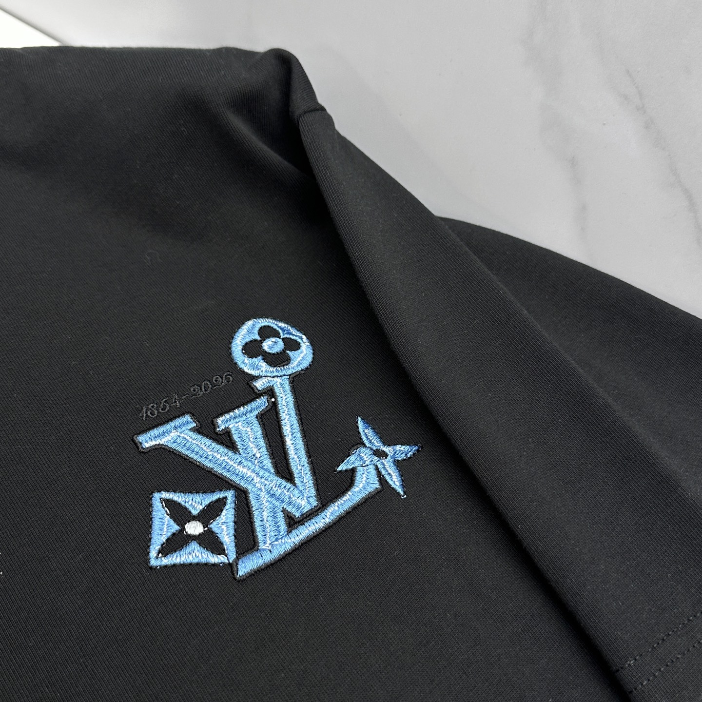 微阔🆕LV 新款首发专柜最新款短袖圆领T恤 前后logo刺绣 官网同款 高端订制 高端长绒棉面料.手感柔