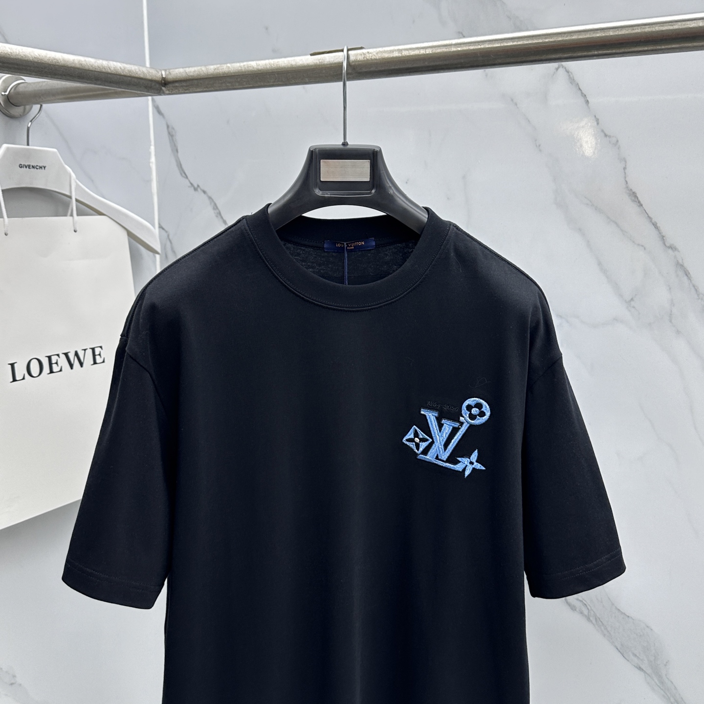 微阔🆕LV 新款首发专柜最新款短袖圆领T恤 前后logo刺绣 官网同款 高端订制 高端长绒棉面料.手感柔