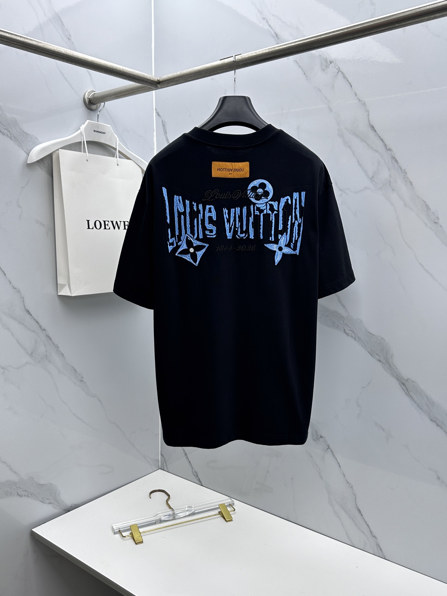 微阔🆕LV 新款首发专柜最新款短袖圆领T恤 前后logo刺绣 官网同款 高端订制 高端长绒棉面料.手感柔
