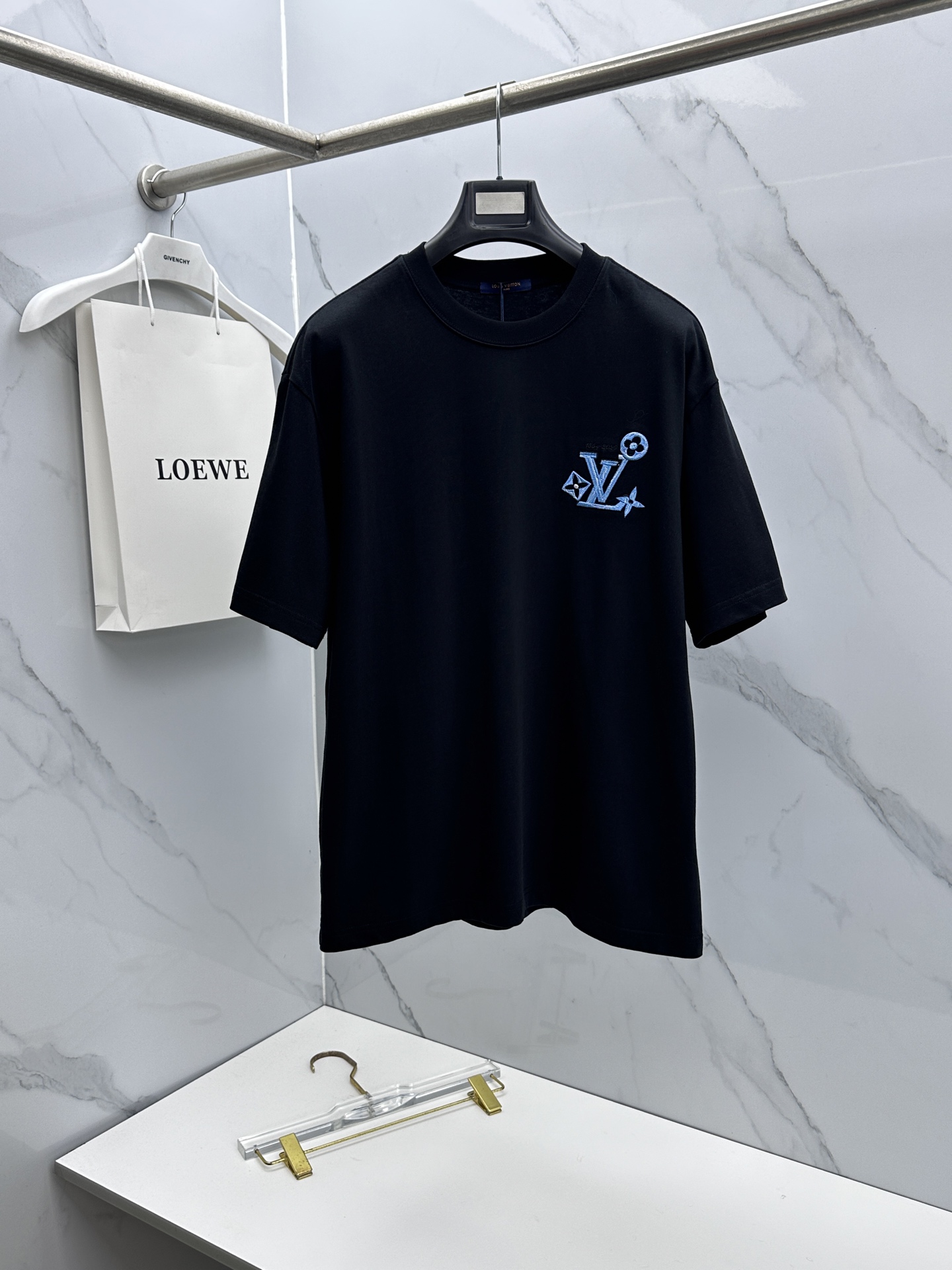 微阔🆕LV 新款首发专柜最新款短袖圆领T恤 前后logo刺绣 官网同款 高端订制 高端长绒棉面料.手感柔