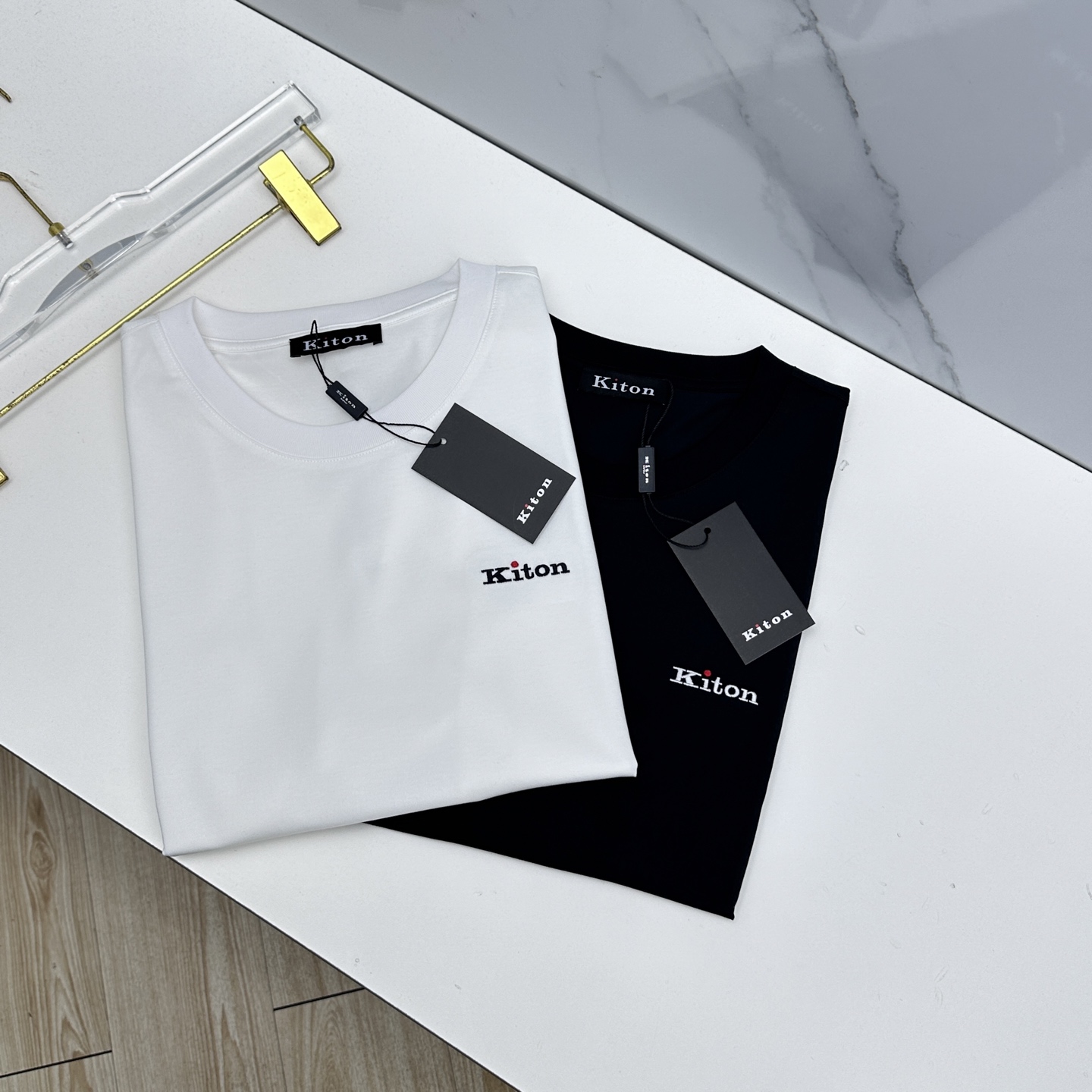 NO:757013,Kiton's new debut counter is the latest short-sleeved round-neck T-shirt. High-end customized official website synchronization, simple and everyday, small embroidered logo on the chest. High-end long-staple cotton fabric. Soft to the touch. Comfortable to wear. Exquisite sewing at the counter level. Fine workmanship. Very wide and hammered!  A must-have item for a stylish man!  Three complete standards hz sizes M-3XL, T-shirt, tees, t-shirt,19860909kiton 新款首发专柜最新款短袖圆领T恤 高端订制官网同步 简约日常 胸口小刺绣logo 高端长绒棉面料.手感柔软.穿着舒适.专柜级别精致车线.做工精细.挺阔有锤坠感！型男必备单品！三标齐全hz 尺码M-3XL,,T-shirt,tees，t-shirt,,Men's clothing