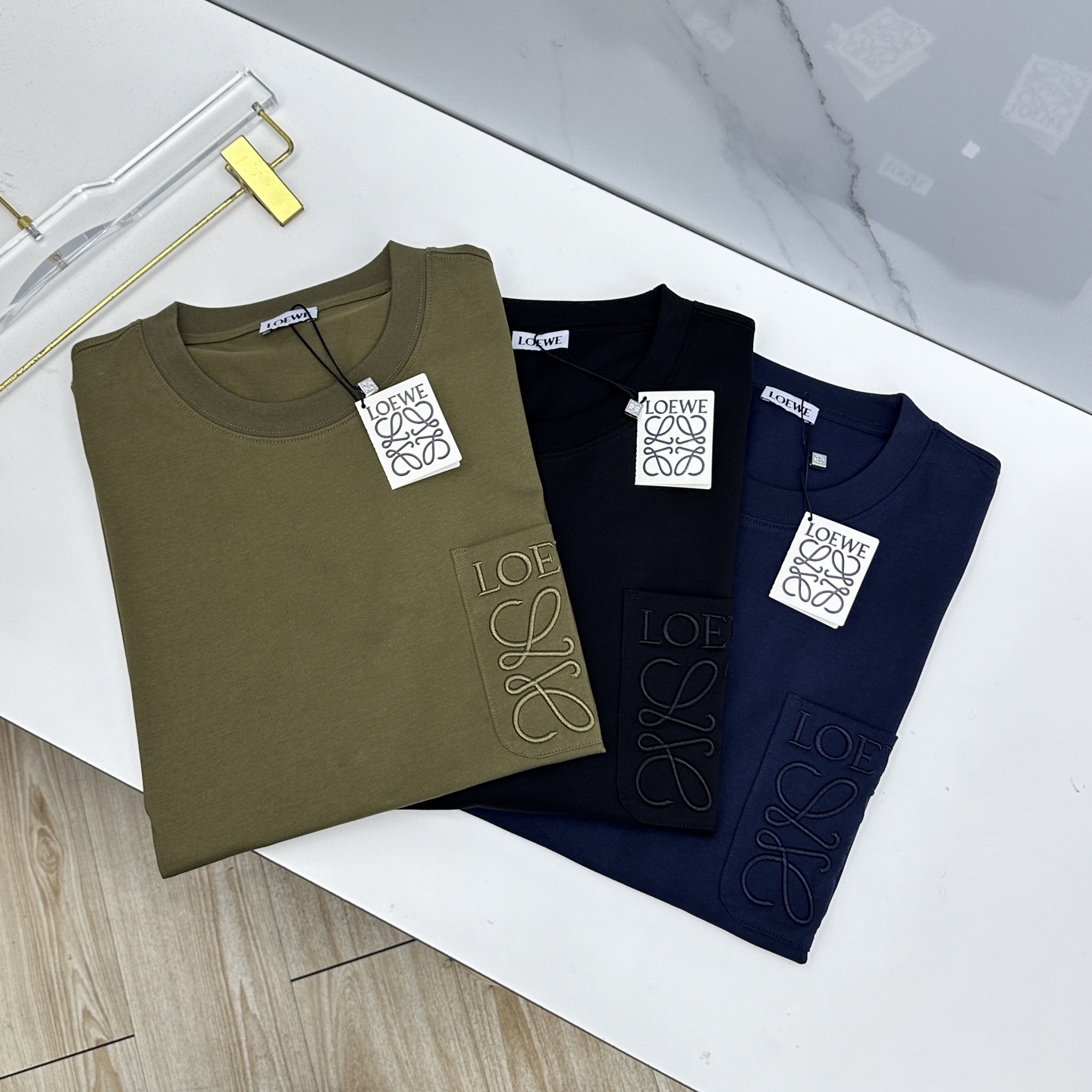 NO:757016,LOEWE's new debut counter, the latest short-sleeved round-neck T-shirt, high-end customized official website synchronization, simple and everyday, embroidered logo on the chest pocket, high-end long-staple cotton fabric. Soft to the touch. Comfortable to wear. Exquisite stitching at the counter level. Fine workmanship. Very wide and hammered!  A must-have item for a stylish man!  Three standard complete hz sizes M-3XL,,loewe,loewe,T-shirt,tees,t-shirt,19860909LOEWE罗意威 新款首发专柜最新款短袖圆领T恤 高端订制官网同步 简约日常 胸口口袋刺绣logo 高端长绒棉面料.手感柔软.穿着舒适.专柜级别精致车线.做工精细.挺阔有锤坠感！型男必备单品！三标齐全hz 尺码M-3XL,,loewe,loewe,T-shirt,tees，t-shirt,,Men's clothing