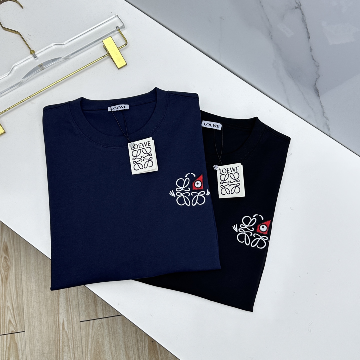 NO:757019,LOEWE's new debut counter, the latest short-sleeved round-neck T-shirt, high-end customized official website synchronized, simple and everyday, logo embroidery on the chest, high-end long-staple cotton fabric. Soft to the touch. Comfortable to wear. Exquisite stitching at the counter level. Fine workmanship. Very wide and hammered!  A must-have item for a stylish man!  Three standard complete hz sizes M-3XL,,loewe,loewe,T-shirt,tees,t-shirt,19860909LOEWE罗意威 新款首发专柜最新款短袖圆领T恤 高端订制官网同步 简约日常 胸前logo刺绣 高端长绒棉面料.手感柔软.穿着舒适.专柜级别精致车线.做工精细.挺阔有锤坠感！型男必备单品！三标齐全hz 尺码M-3XL,,loewe,loewe,T-shirt,tees，t-shirt,,Men's clothing