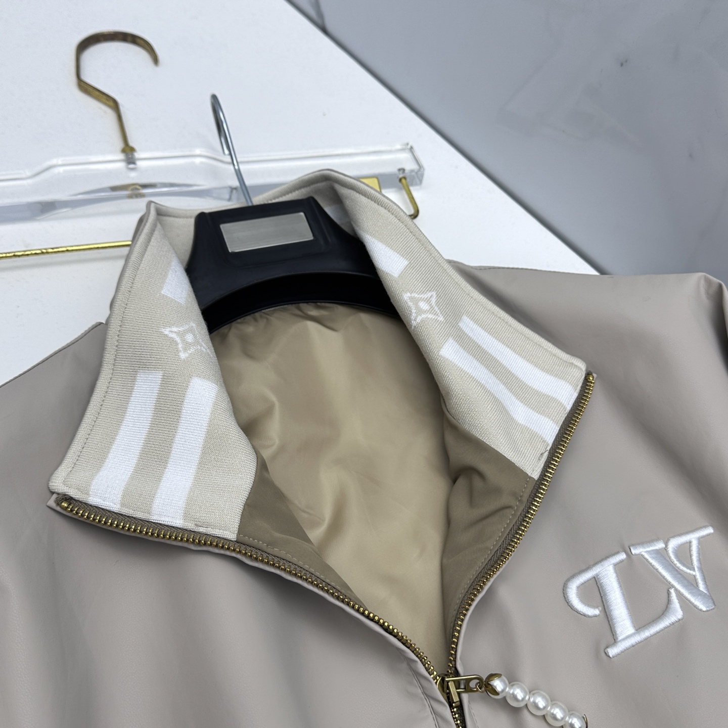 🆕LV 2026ss春季新款立领夹克外套全高端版本！高定专柜面料辅料，透气舒适度高，细节无可挑剔，做工考