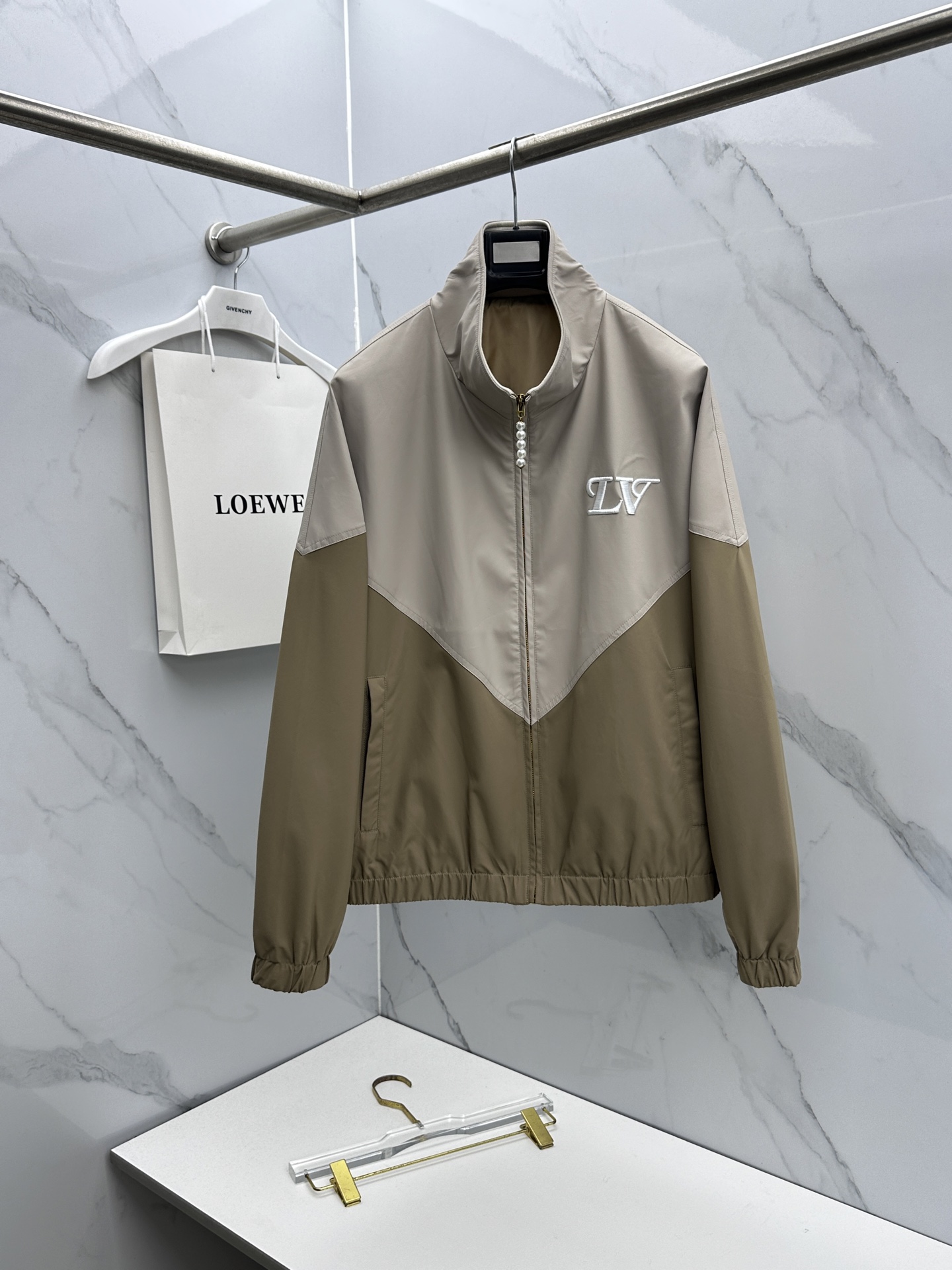 🆕LV 2026ss春季新款立领夹克外套全高端版本！高定专柜面料辅料，透气舒适度高，细节无可挑剔，做工考