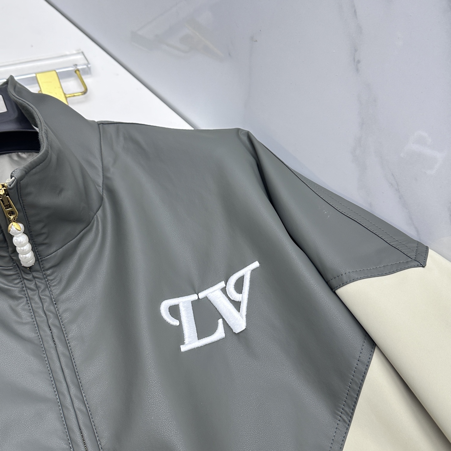 🆕LV 2026ss春季新款立领夹克外套全高端版本！高定专柜面料辅料，透气舒适度高，细节无可挑剔，做工考