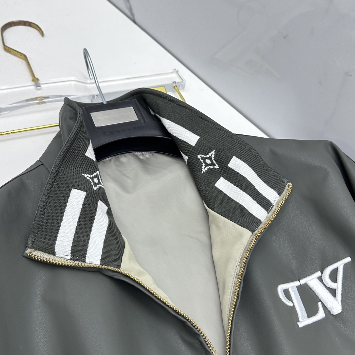 🆕LV 2026ss春季新款立领夹克外套全高端版本！高定专柜面料辅料，透气舒适度高，细节无可挑剔，做工考
