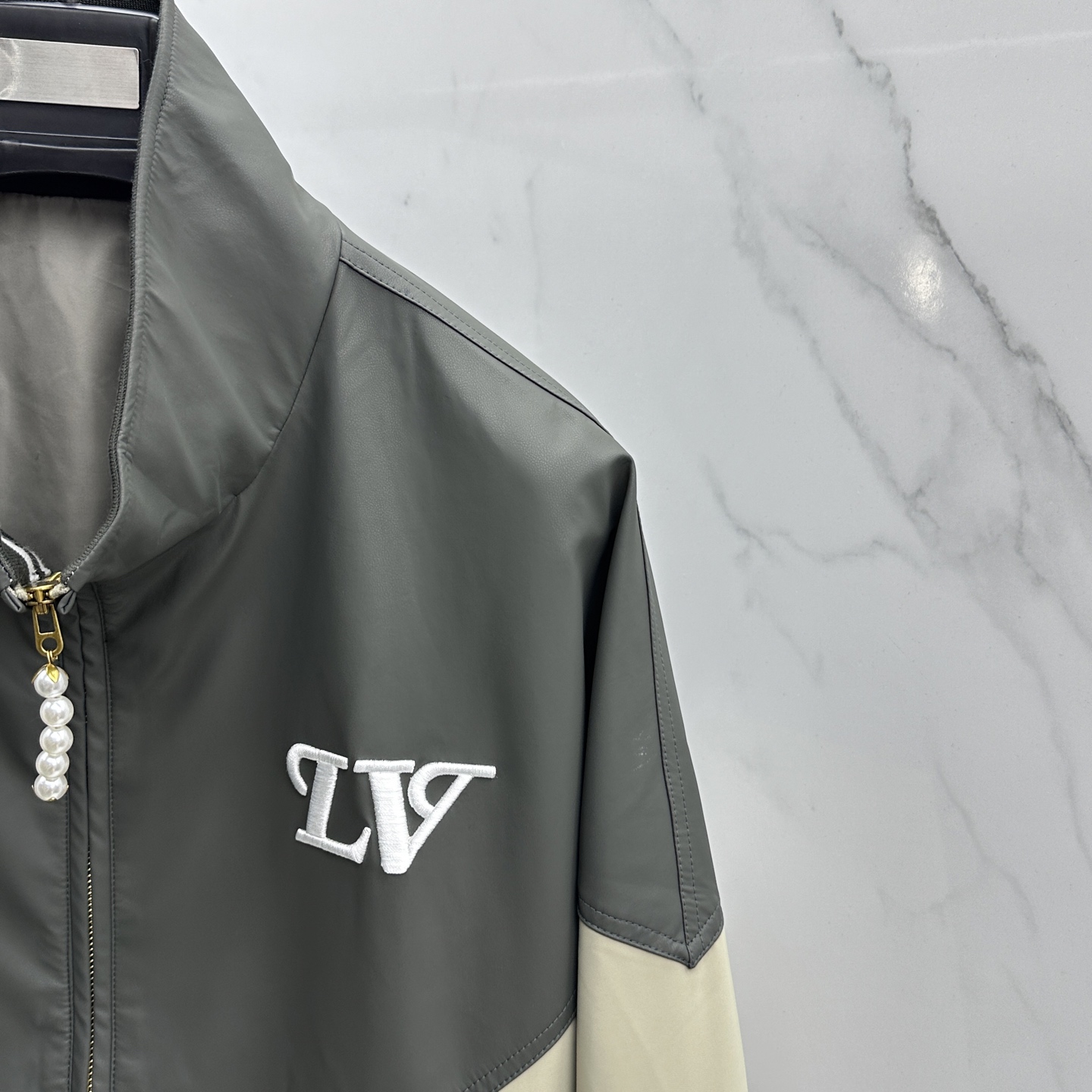 🆕LV 2026ss春季新款立领夹克外套全高端版本！高定专柜面料辅料，透气舒适度高，细节无可挑剔，做工考