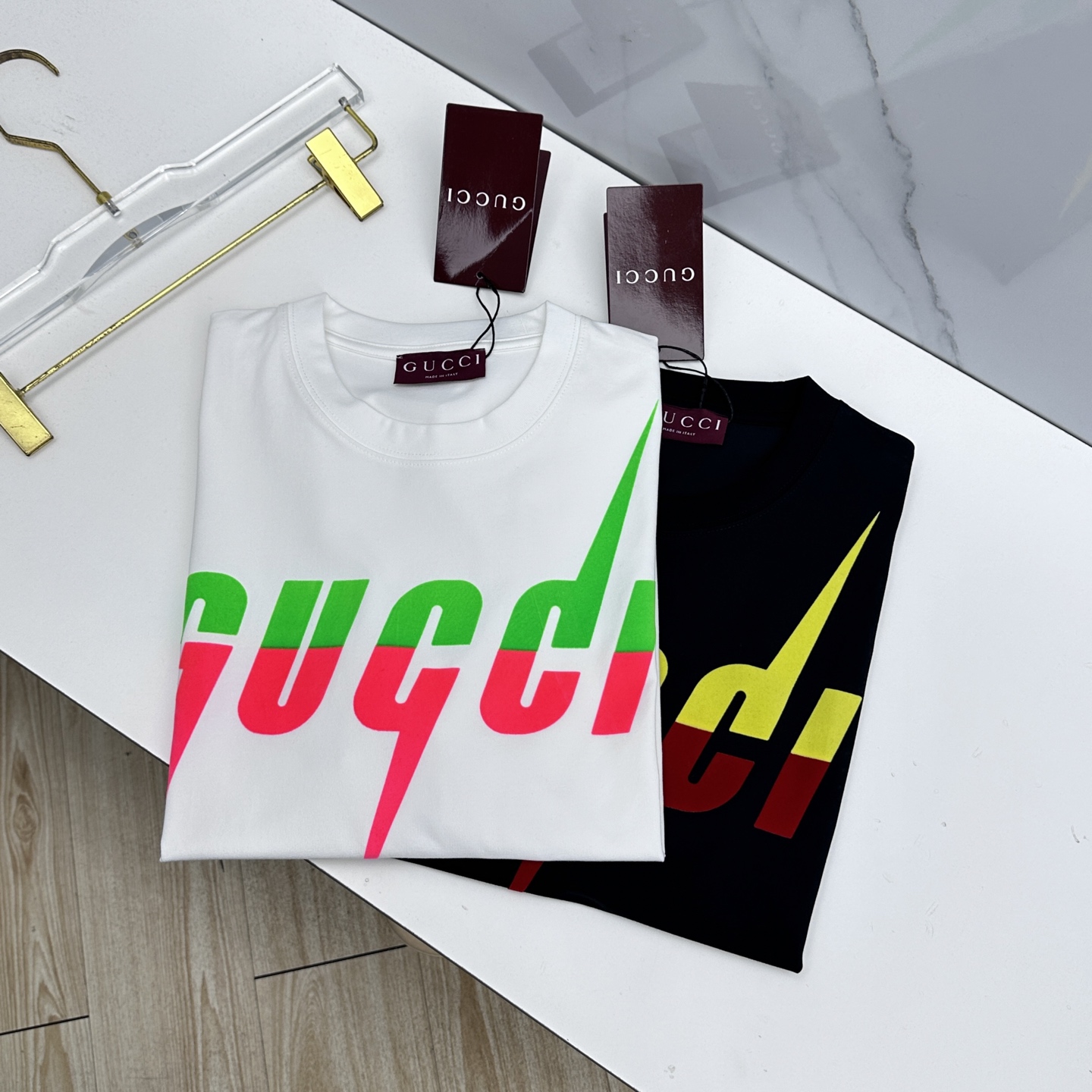 NO:746041,Gucci Gucci 2026 spring and summer new flocking printed short-sleeved double yarn pure cotton fabric printed logo on the chest. Diversified matching is the innovative trend at the forefront of fashion. The collision of retro and modern elements. Extreme violent aesthetics. Fashionable matching. Complete three standards. Same style for men and women. A7. Sizes S-XL,, gucci, gucci, T-shirt,19860909Gucci古驰 2026春夏新款植绒印花短袖 双纱纯棉面料 胸前印花logo 多元化搭配 是眼下时尚前沿的创新趋势 复古与现代化元素的碰撞 极端的暴力美学.时尚搭配 三标齐全 男女同款A7 尺码S-XL,,gucci,gucci,T-shirt,,Men's clothing