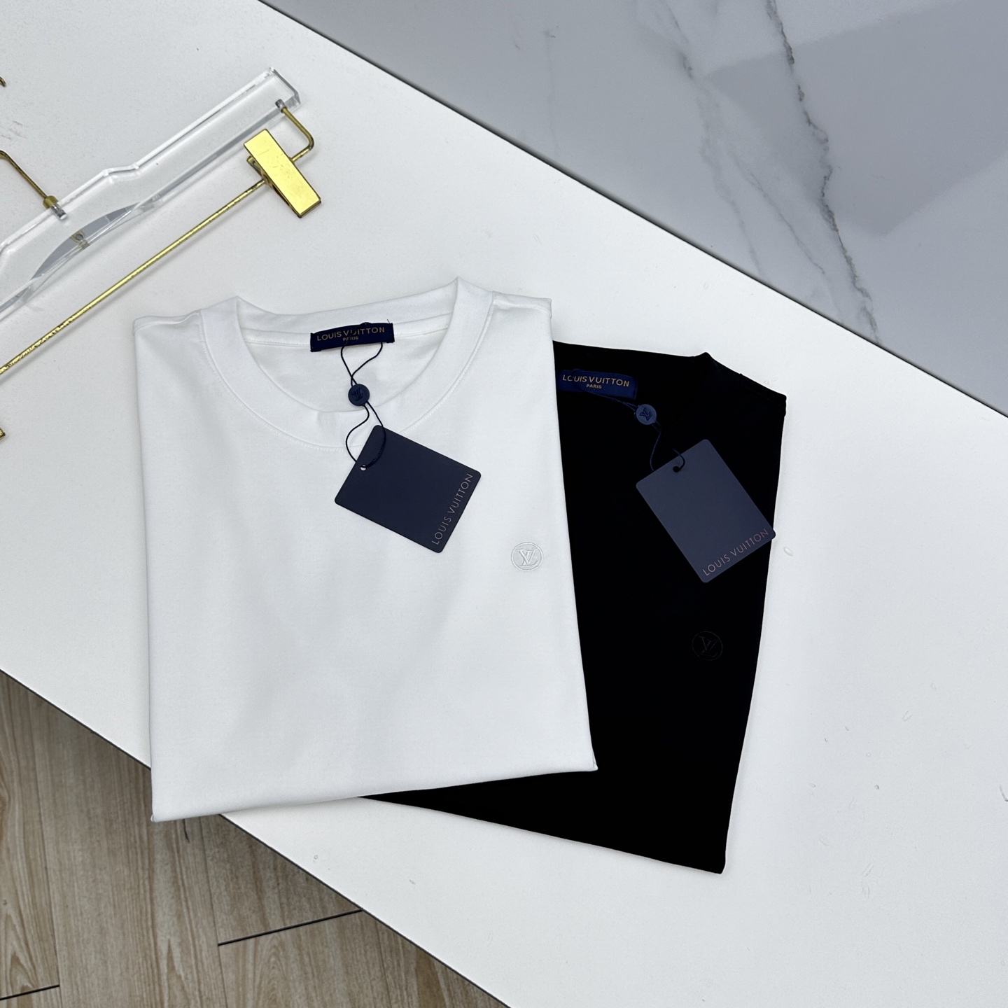 NO:746048,LV Louis Vuitton 2026 spring and summer new style simple embroidered short-sleeved mercerized cotton fabric with small logo embroidered letters on the chest. Diversified matching is the innovative trend at the forefront of fashion. The collision of retro and modern elements. Extreme violent aesthetics. Fashionable matching. Complete three standards. Same style for men and women. A7 size M-3XL,, louis vuitton, louis vuitton, T-shirt,19860909LV路易威登 2026春夏新款简约刺绣短袖 丝光棉面料 胸前小logo刺绣字母 多元化搭配 是眼下时尚前沿的创新趋势 复古与现代化元素的碰撞 极端的暴力美学.时尚搭配 三标齐全 男女同款A7 尺码M-3XL,,louis vuitton,louis vuitton,T-shirt,,Men's clothing