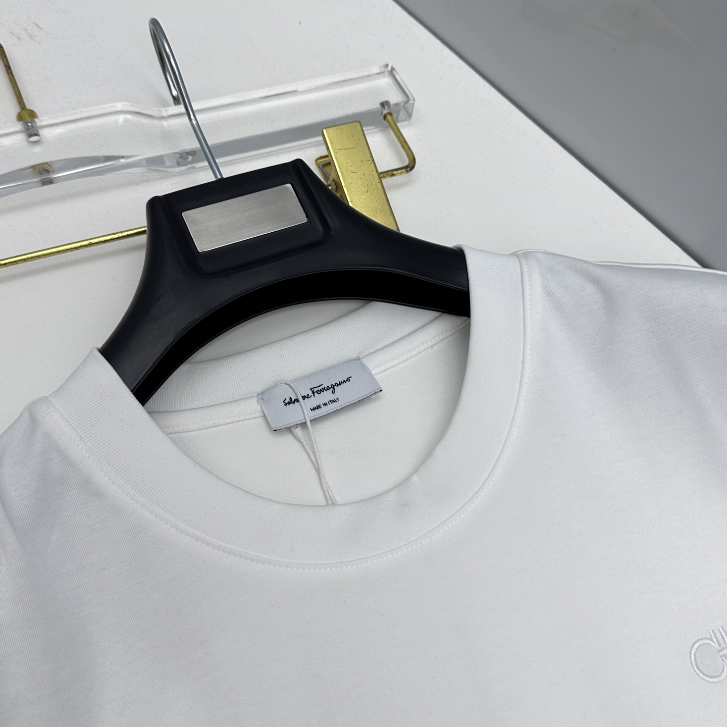 🆕Ferragamo菲拉格慕 2026春夏新款简约刺绣短袖 丝光棉面料 胸前小logo刺绣字母 多元化搭