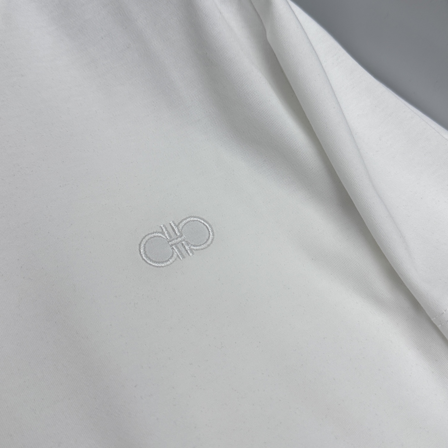🆕Ferragamo菲拉格慕 2026春夏新款简约刺绣短袖 丝光棉面料 胸前小logo刺绣字母 多元化搭