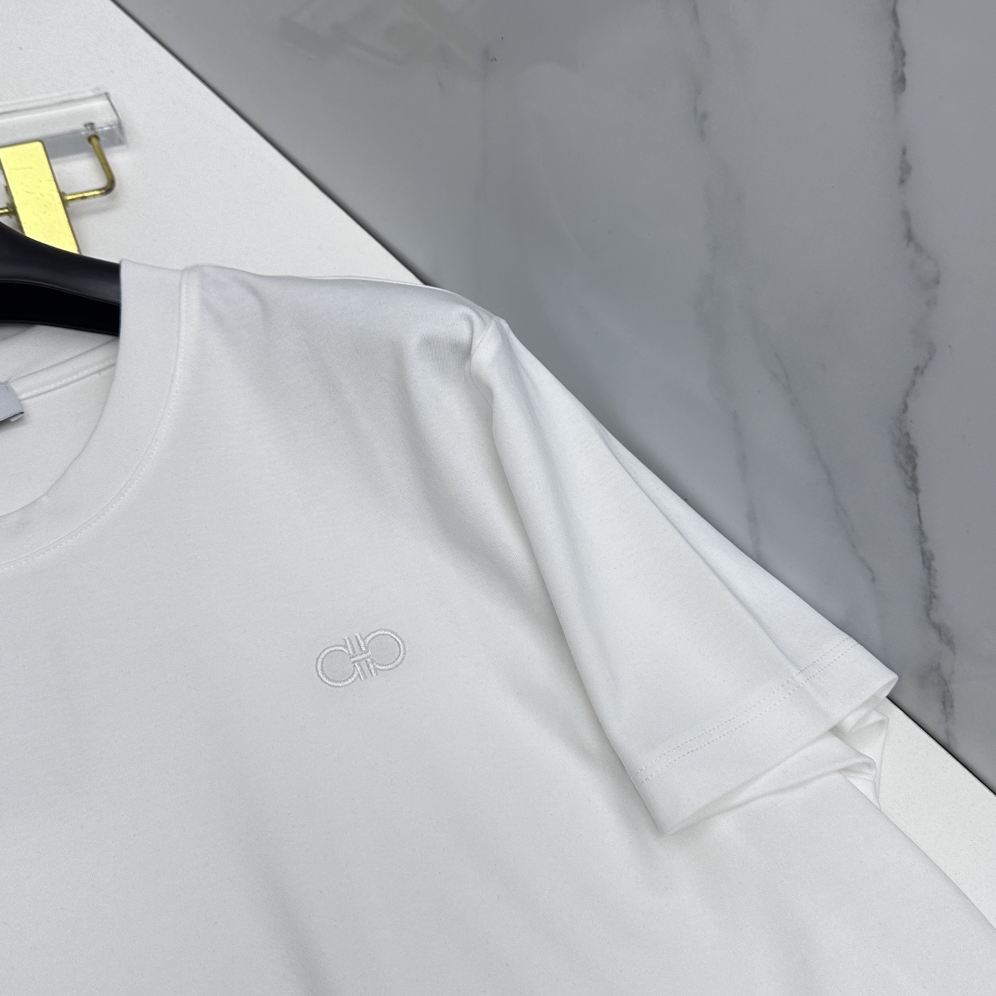 🆕Ferragamo菲拉格慕 2026春夏新款简约刺绣短袖 丝光棉面料 胸前小logo刺绣字母 多元化搭