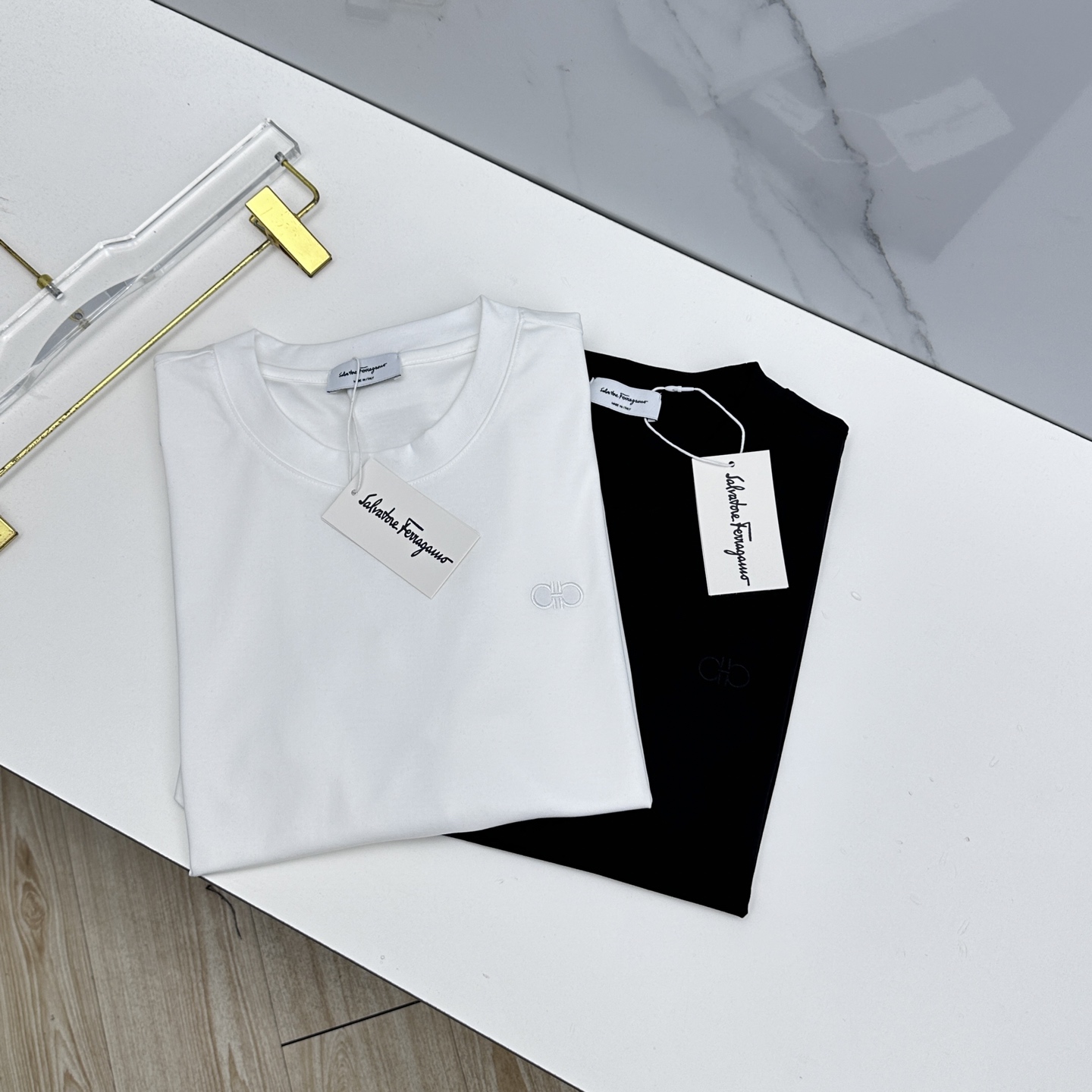 NO:746053,Ferragamo 2026 spring and summer new style simple embroidered short-sleeved mercerized cotton fabric with small logo embroidered letters on the chest. Diversified matching is the innovative trend at the forefront of fashion. The collision of retro and modern elements. Extreme violent aesthetics. Fashionable matching. Complete three standards. Same style for men and women. A7 size M-3XL,, ferragamo, ferragamo, T-shirt,19860909Ferragamo菲拉格慕 2026春夏新款简约刺绣短袖 丝光棉面料 胸前小logo刺绣字母 多元化搭配 是眼下时尚前沿的创新趋势 复古与现代化元素的碰撞 极端的暴力美学.时尚搭配 三标齐全 男女同款A7 尺码M-3XL,,ferragamo,ferragamo,T-shirt,,Men's clothing