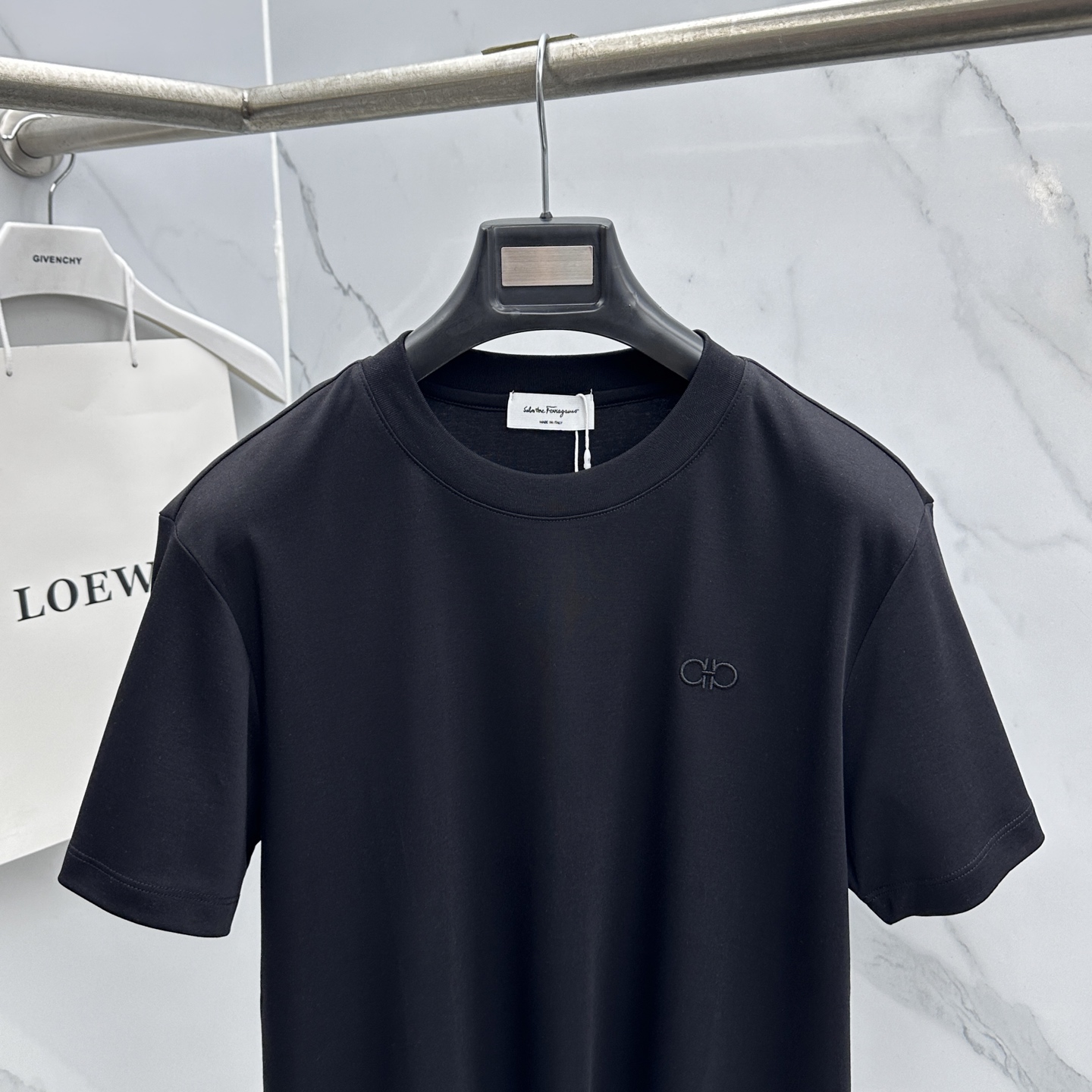 🆕Ferragamo菲拉格慕 2026春夏新款简约刺绣短袖 丝光棉面料 胸前小logo刺绣字母 多元化搭