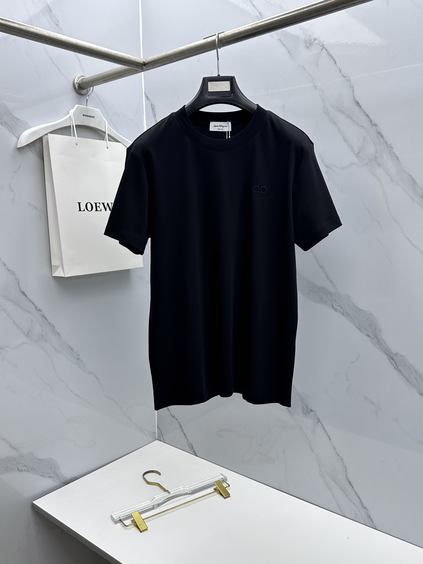 🆕Ferragamo菲拉格慕 2026春夏新款简约刺绣短袖 丝光棉面料 胸前小logo刺绣字母 多元化搭