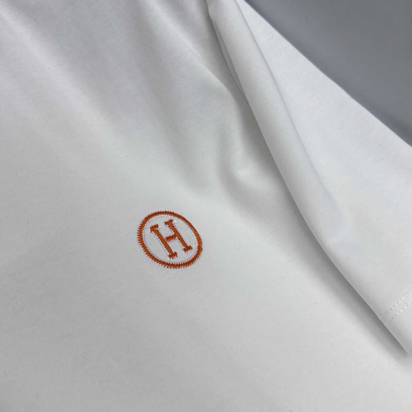 🆕Hermes爱马仕 2026春夏新款简约刺绣短袖 丝光棉面料 胸前小logo刺绣“H” 多元化搭配 是