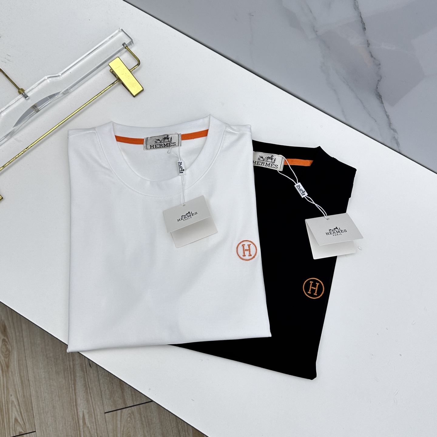 NO:746058,Hermes 2026 spring and summer new style simple embroidered short-sleeved mercerized cotton fabric with small logo embroidered 'H' on the chest. Diversified matching is the innovative trend at the forefront of fashion. The collision of retro and modern elements. Extreme violent aesthetics. Fashionable matching. Complete three standards. Same style for men and women. A7. Sizes M-3XL, hermes, hermes, T-shirt,19860909Hermes爱马仕 2026春夏新款简约刺绣短袖 丝光棉面料 胸前小logo刺绣“H” 多元化搭配 是眼下时尚前沿的创新趋势 复古与现代化元素的碰撞 极端的暴力美学.时尚搭配 三标齐全 男女同款A7 尺码M-3XL,,hermes,hermes,T-shirt,,Men's clothing