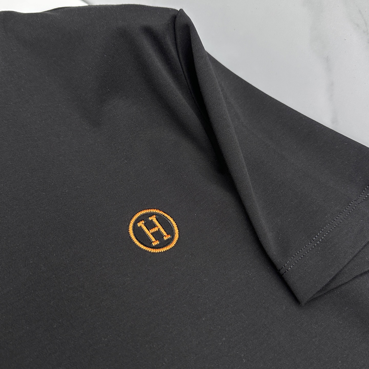 🆕Hermes爱马仕 2026春夏新款简约刺绣短袖 丝光棉面料 胸前小logo刺绣“H” 多元化搭配 是