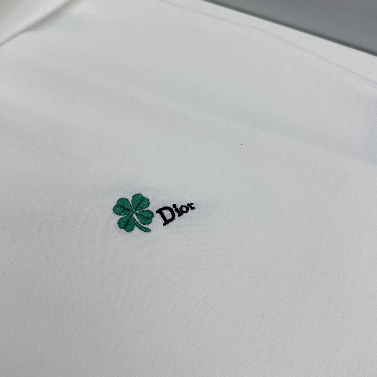 🆕Dior迪奥 2026春夏新款简约刺绣短袖 双纱纯棉面料 四叶草🍀刺绣 多元化搭配 是眼下时尚前沿的创