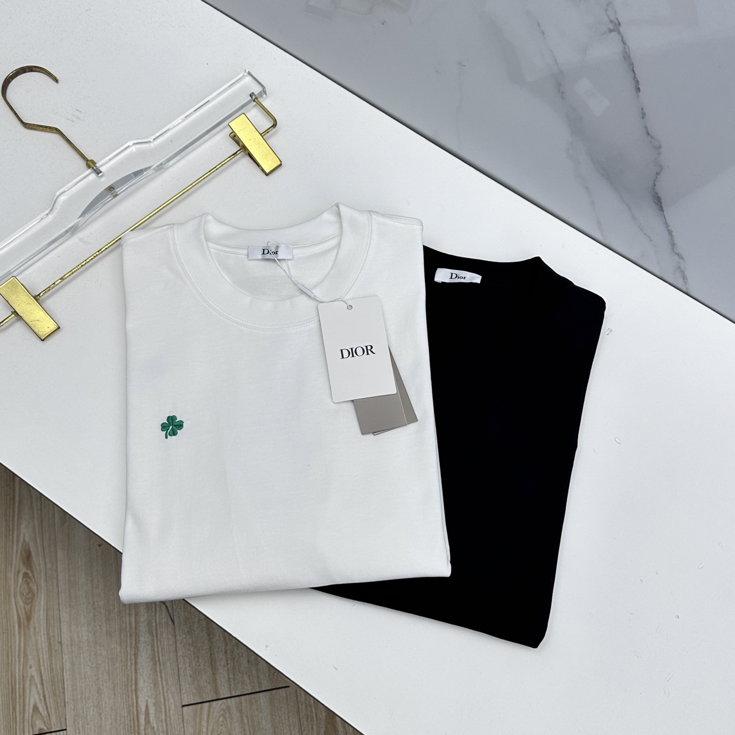 NO:746063,Dior Dior 2026 spring and summer new style simple embroidered short-sleeved double yarn pure cotton fabric four-leaf clover embroidery diversified matching is the innovative trend at the forefront of fashion. The collision of retro and modern elements extreme violent aesthetics. Fashionable matching complete three standards same style for men and women A7 sizes S-XL, dior, dior, T-shirt,19860909Dior迪奥 2026春夏新款简约刺绣短袖 双纱纯棉面料 四叶草刺绣 多元化搭配 是眼下时尚前沿的创新趋势 复古与现代化元素的碰撞 极端的暴力美学.时尚搭配 三标齐全 男女同款A7 尺码S-XL,,dior,dior,T-shirt,,Men's clothing