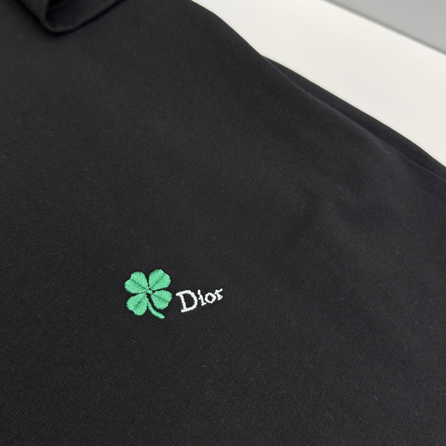 🆕Dior迪奥 2026春夏新款简约刺绣短袖 双纱纯棉面料 四叶草🍀刺绣 多元化搭配 是眼下时尚前沿的创