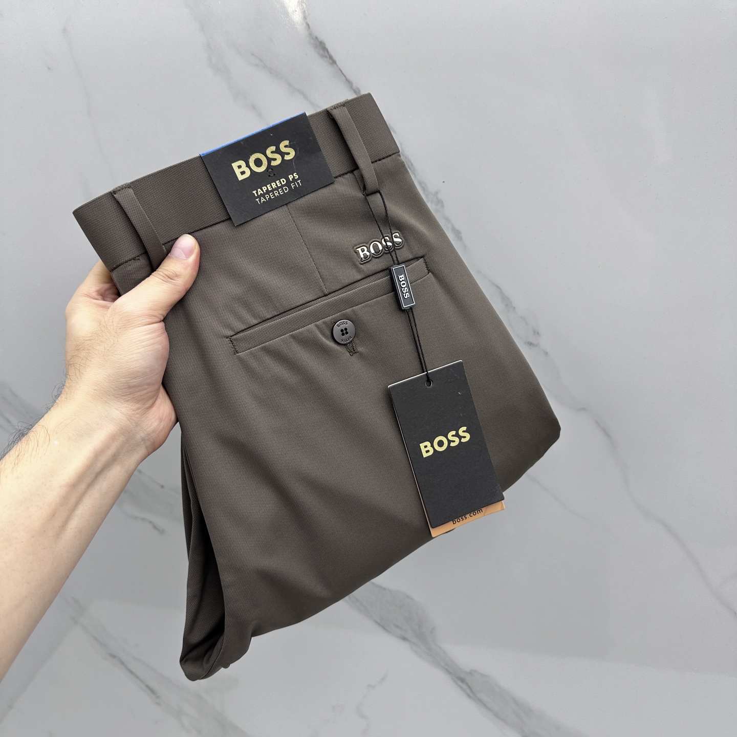 NO:746073,BOSS 26ss new spring and summer casual pants and trousers, official website synchronization, trouser body design, high-definition fabrics, good breathability, customer-supplied accessories, OEM products are free of inspection!  Every detail is done to the extreme, original hardware accessories, stylish and handsome upper body, a must-have item for success!  Original BD product!  Code number 30-4037.39,,19860909BOSS 26ss春夏新品休闲裤西裤,官网同步,裤身工艺设计,高定面料,透气性能佳,客供辅料,代工厂出品免检！每个细节做到极致,原版五金配件,上身有型帅气,成功必备单品！BD原单出品！ 码数30-4037.39,,,Men's clothing