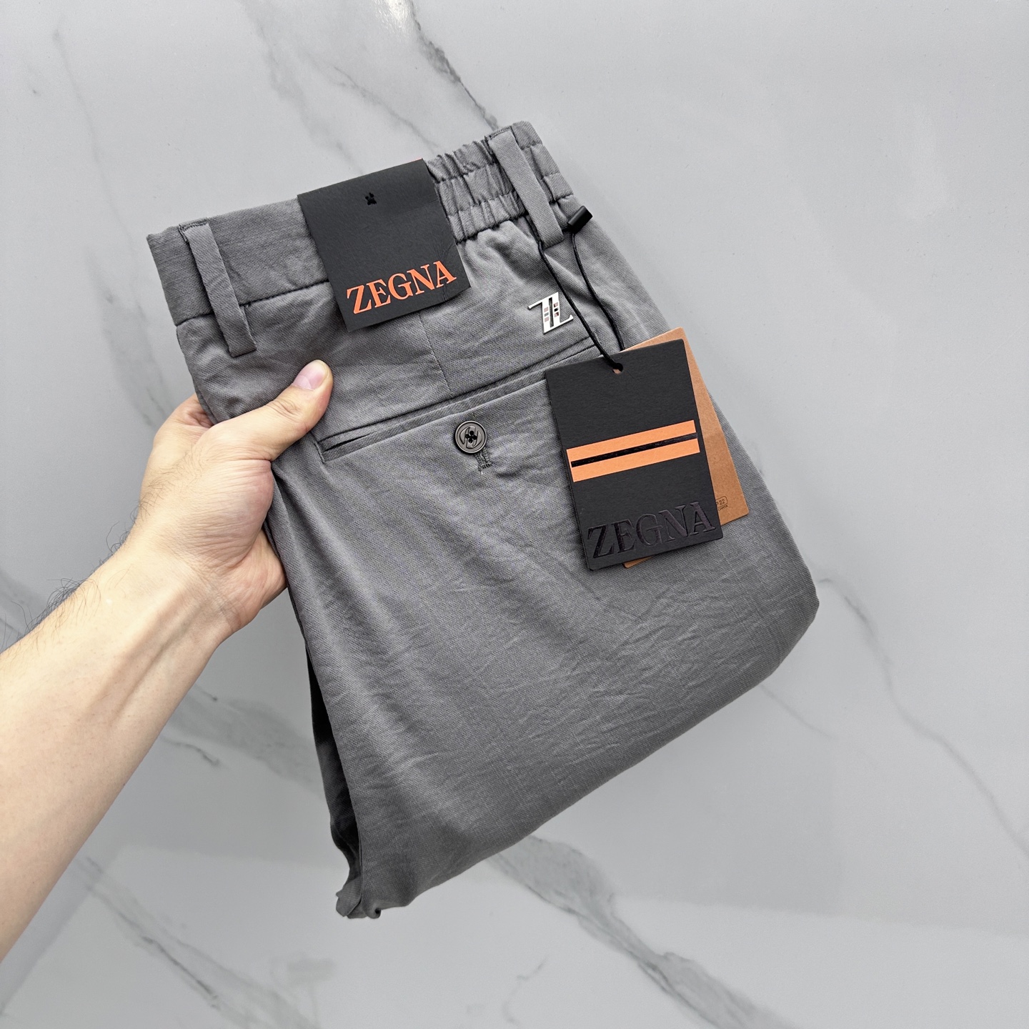 NO:746078,ZEGNA Zegna 26ss new spring and summer casual trousers, official website synchronization, trousers body craftsmanship design, high-definition linen fabric, good breathability, customer-supplied accessories, OEM products are free of inspection!  Every detail is done to the extreme, original hardware accessories, stylish and handsome upper body, a must-have item for success!  Original BD product!  Code number 30-4037.39,,zegna,19860909ZEGNA杰尼亚 26ss春夏新品休闲裤西裤,官网同步,裤身工艺设计,高定亚麻面料,透气性能佳,客供辅料,代工厂出品免检！每个细节做到极致,原版五金配件,上身有型帅气,成功必备单品！BD原单出品！ 码数30-4037.39,,zegna,,Men's clothing